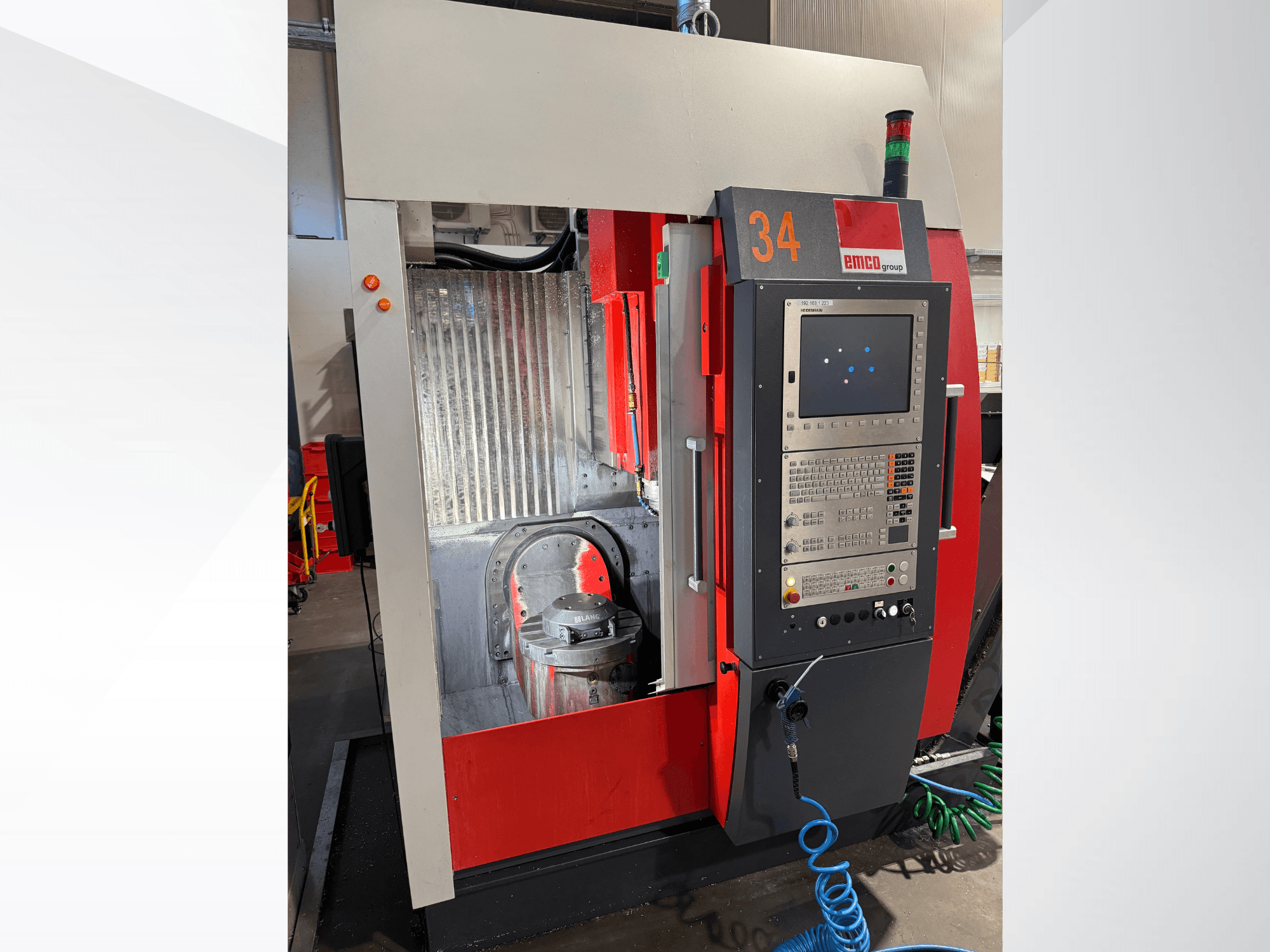 Centro di lavoro verticale EMCO MAXXMILL 350 vista frontale, con pannello di controllo e dettagli visibili della testa di fresatura.