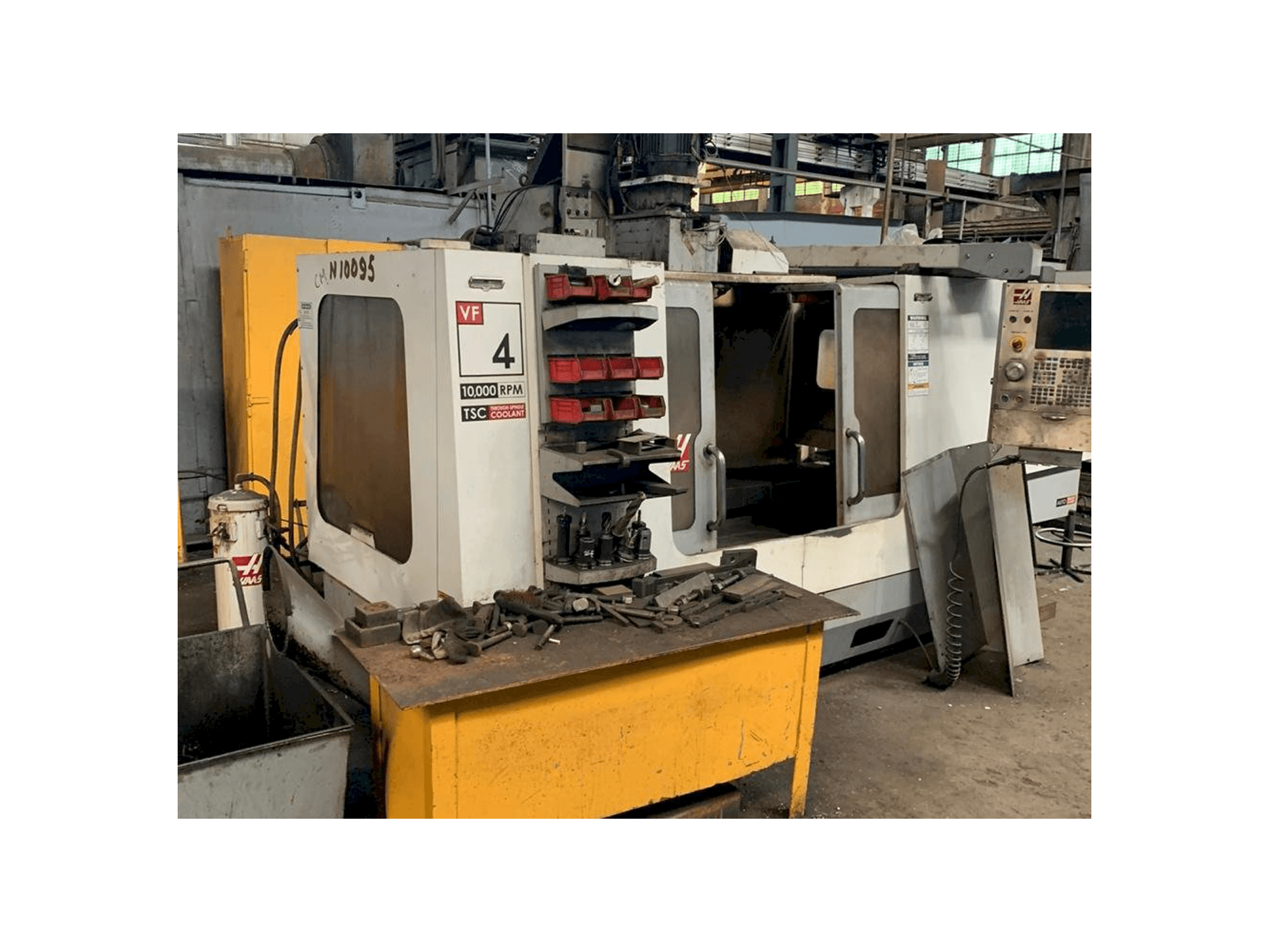 Vista frontale della macchina HAAS VF-4