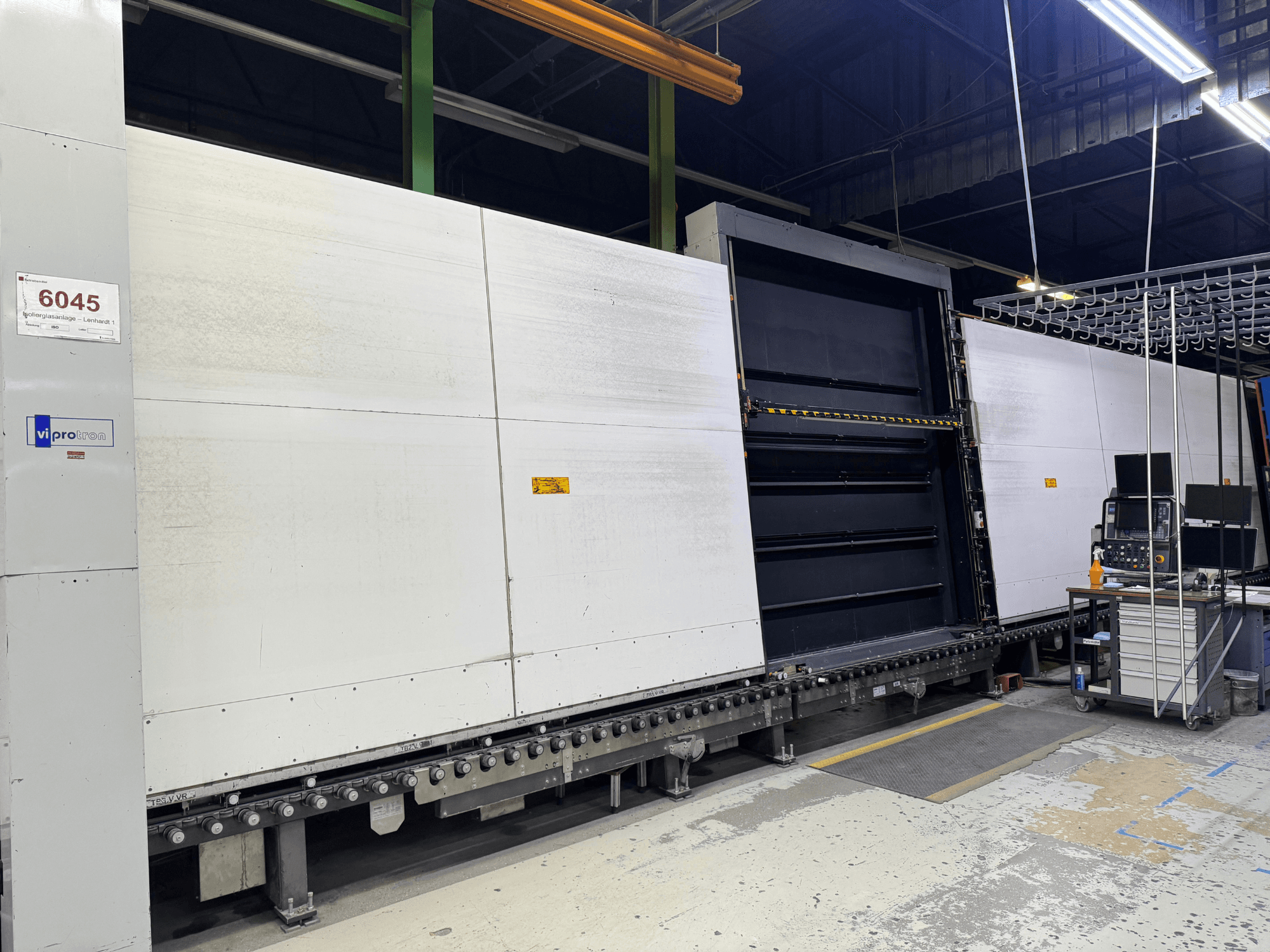 Vista frontale della formatrice Vipro con pannello aperto, che mostra l'attrezzatura operativa e l'area di lavoro accanto ad essa. Modello 6045.