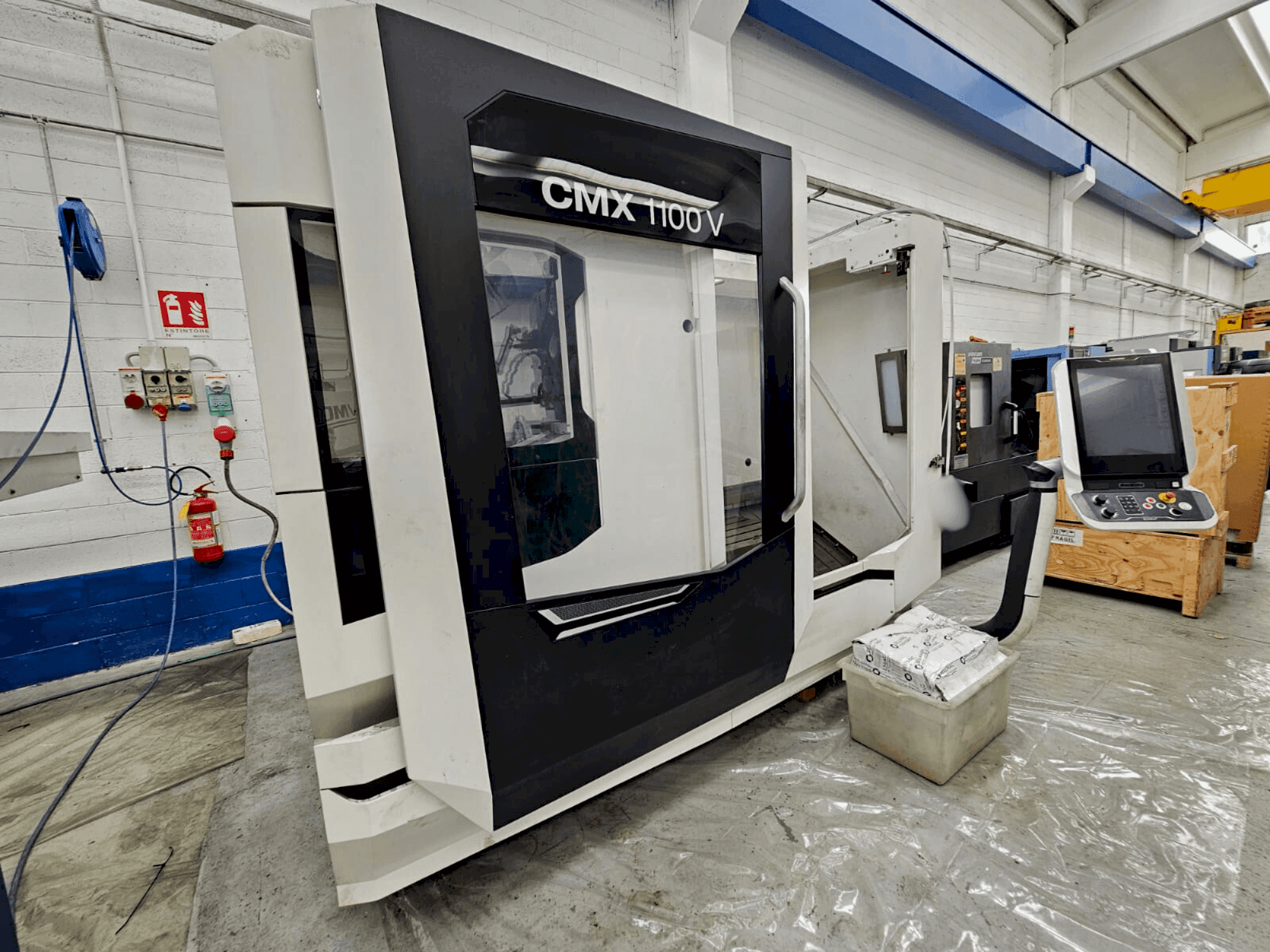 Vista frontale della macchina DMG MORI CMX 1100V
