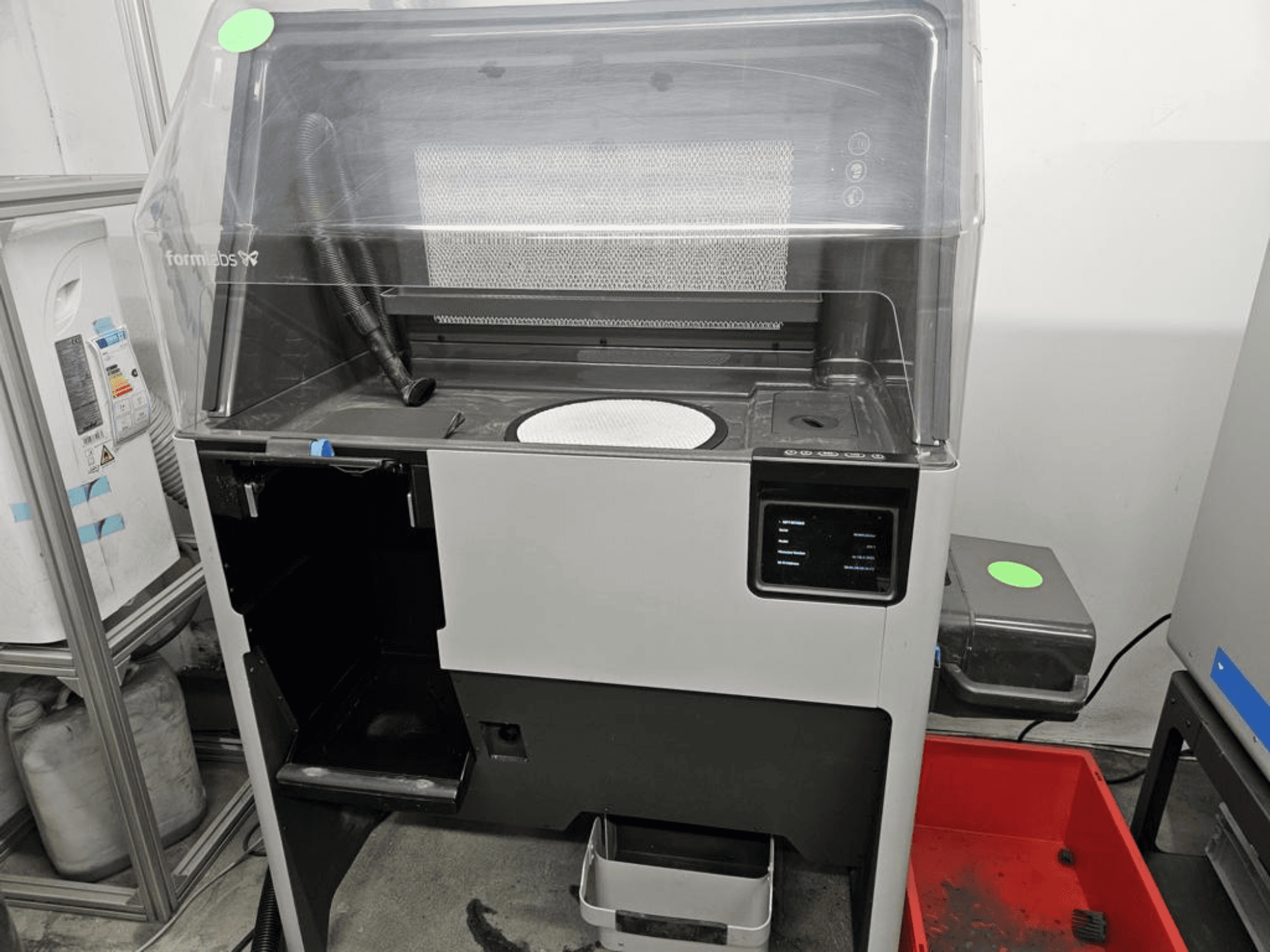 Stampante 3D per plastica FORMLABS Fuse 1 + 30 W, vista frontale che mostra i comandi touchscreen e il vassoio rimovibile.