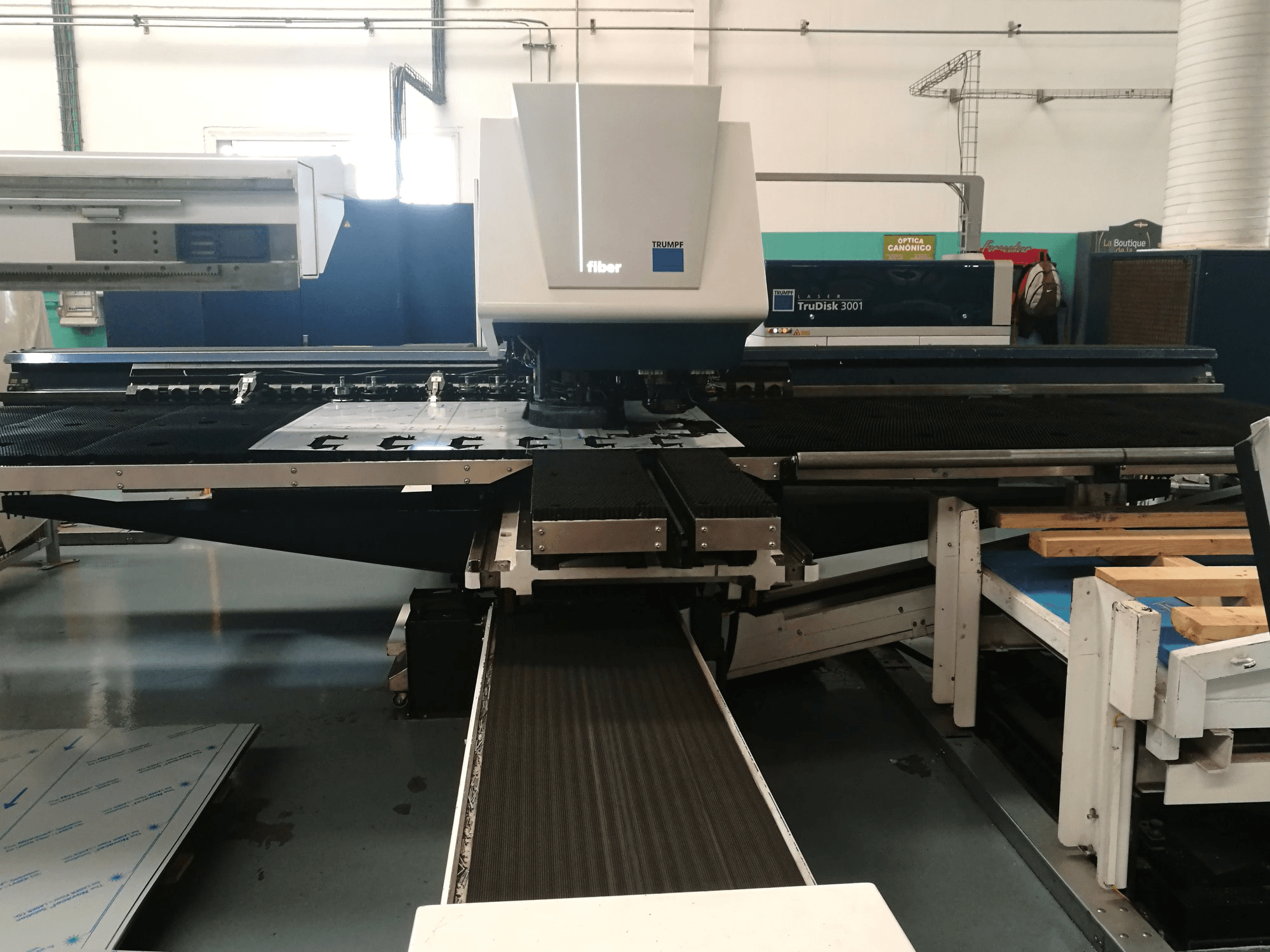 Vista frontale della macchina Trumpf TruMatic 3000 fiber (K04)