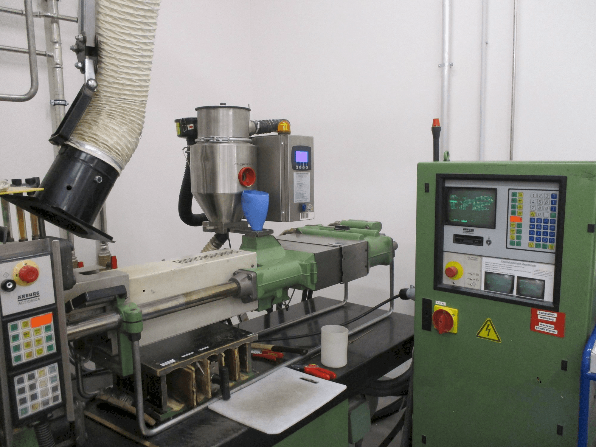 Vista frontale della macchina Arburg Allrounder 320 M 750 - 90/90 2K