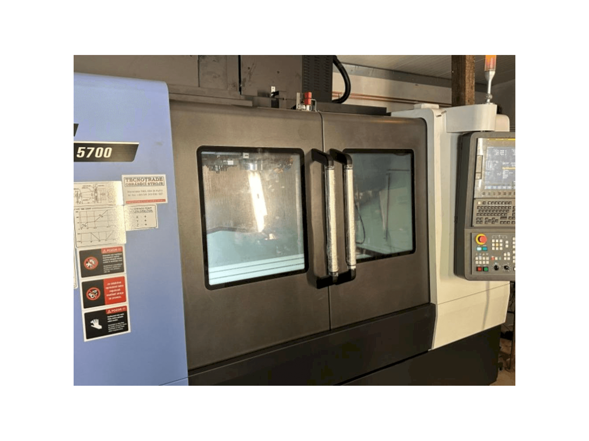 Vista frontale della macchina DOOSAN DNM 5700