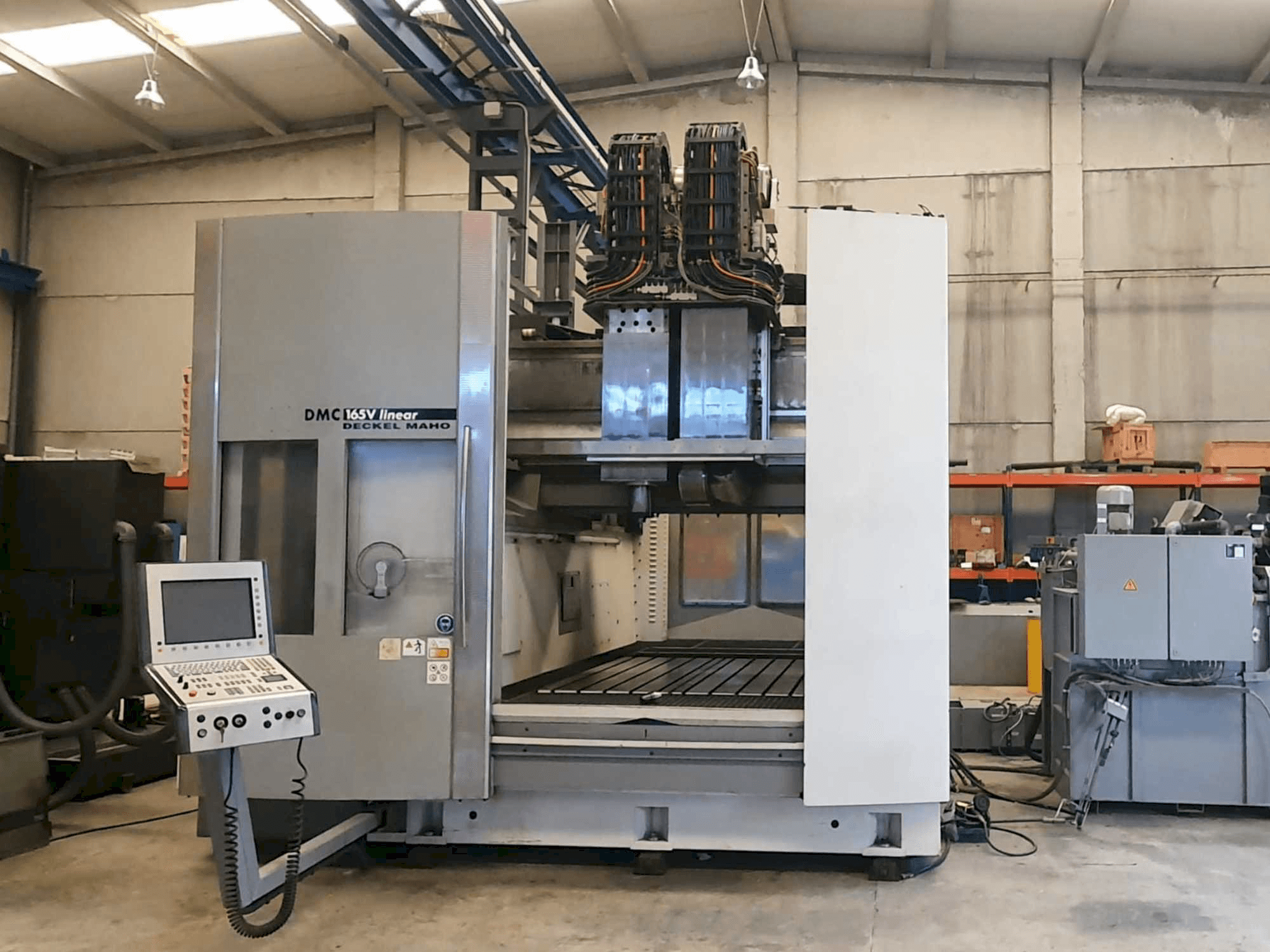 Vista frontale della macchina DECKEL MAHO DMC 165V Linear