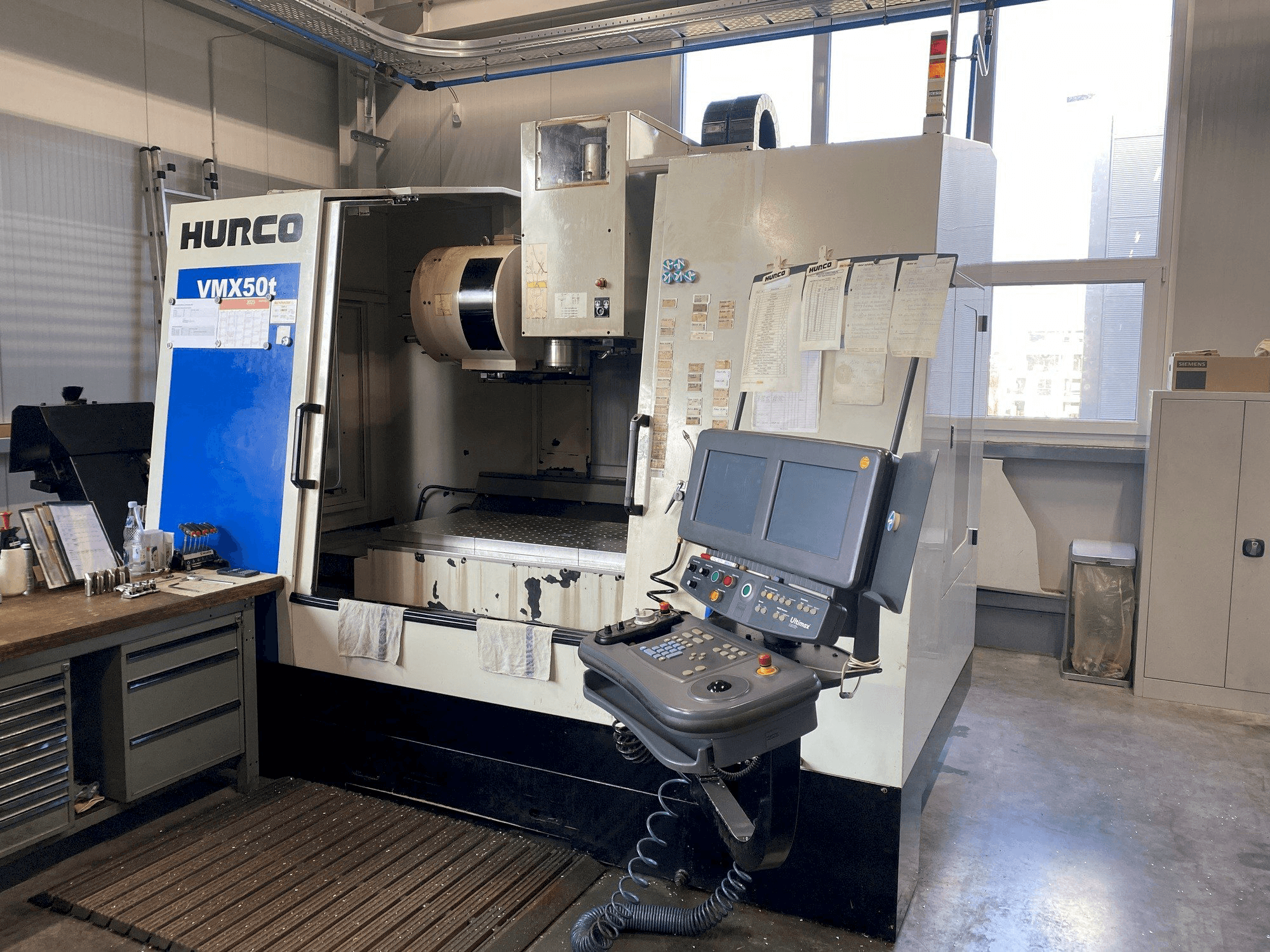 Vista frontale della macchina Hurco VMX 50/40T