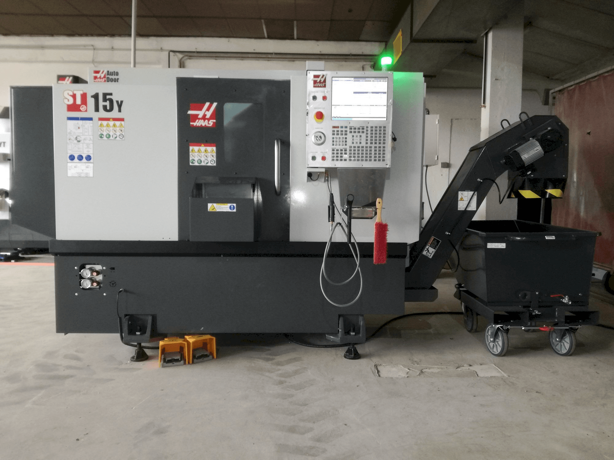 Vista frontale della macchina HAAS ST 15y
