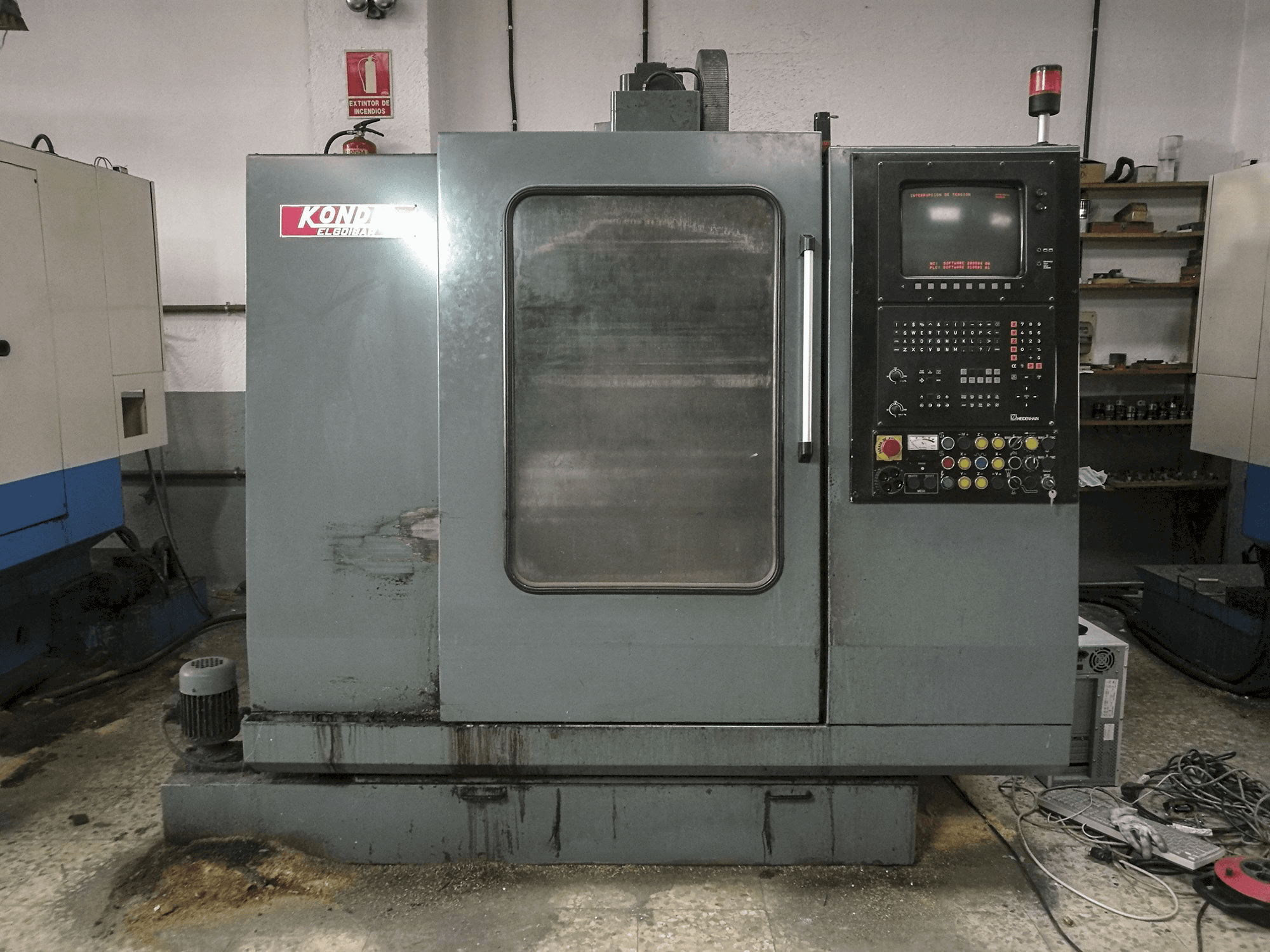 Vista frontale della macchina KONDIA B-500