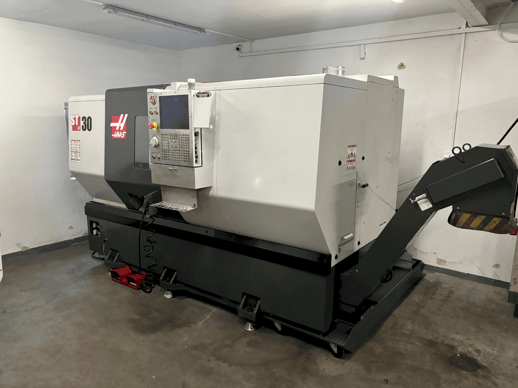 Vista frontale della macchina HAAS ST-30