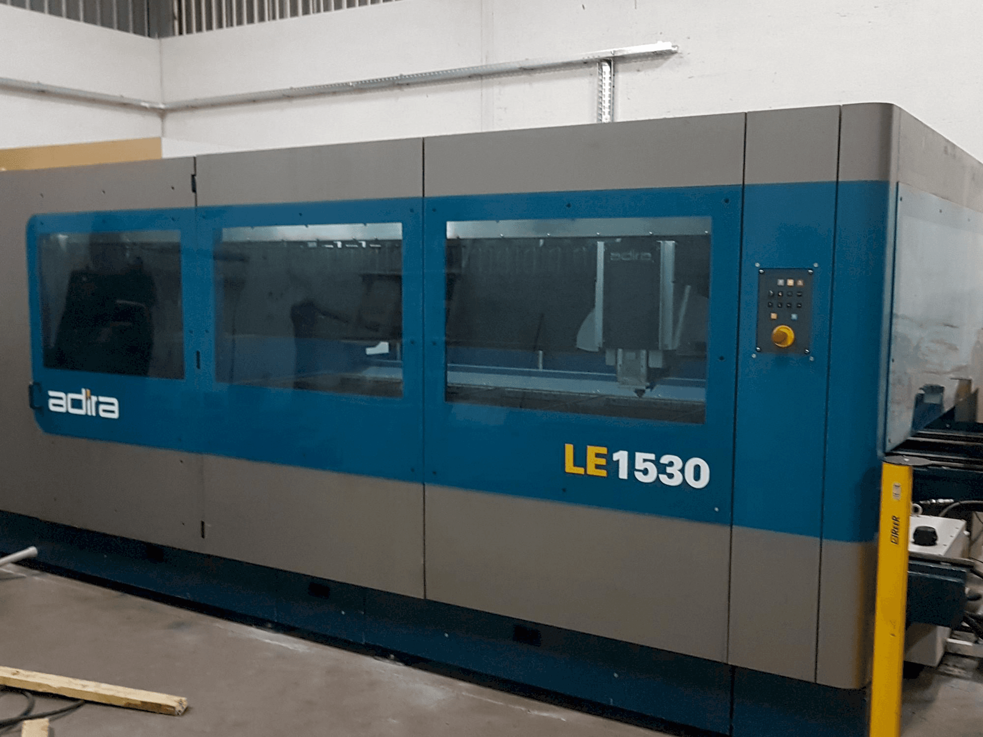 Vista frontale della macchina ADIRA Le1530