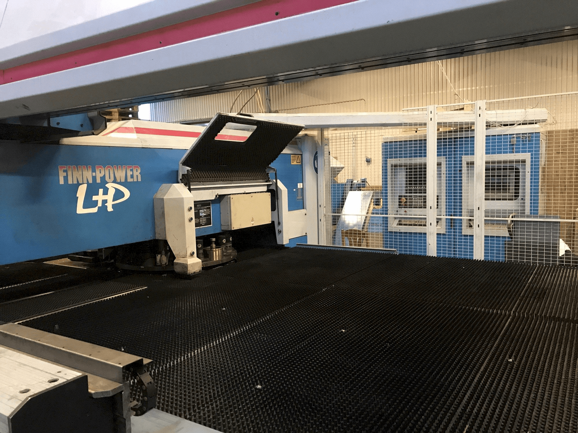 Vista frontale della macchina Finn-Power LP6