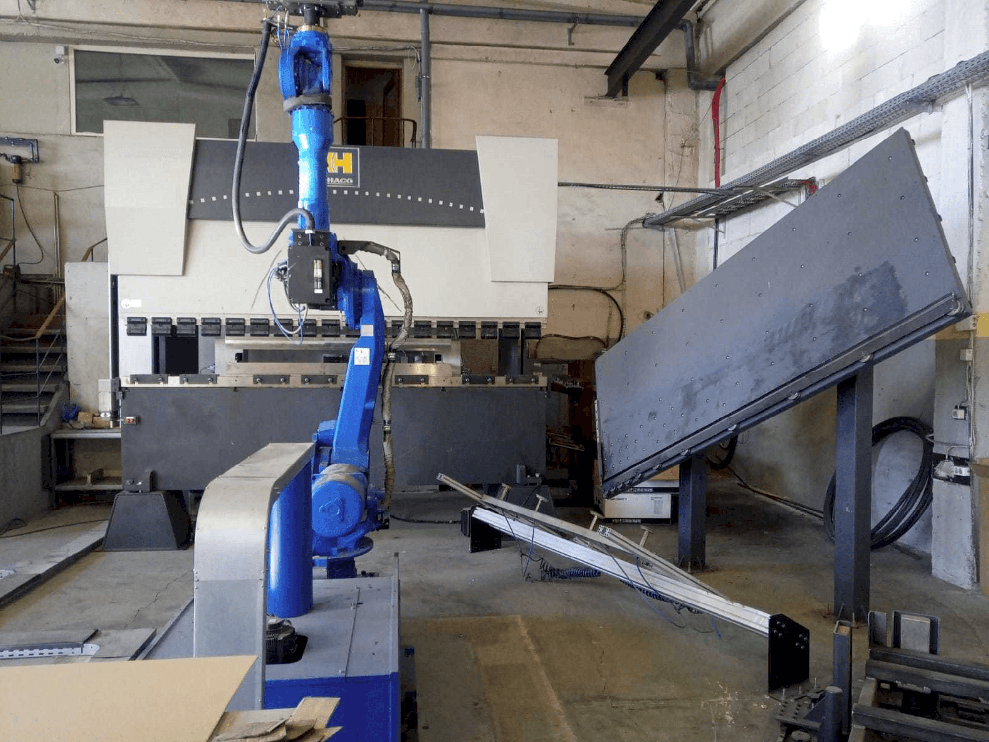 Vista frontale della macchina HACO ERM 36150