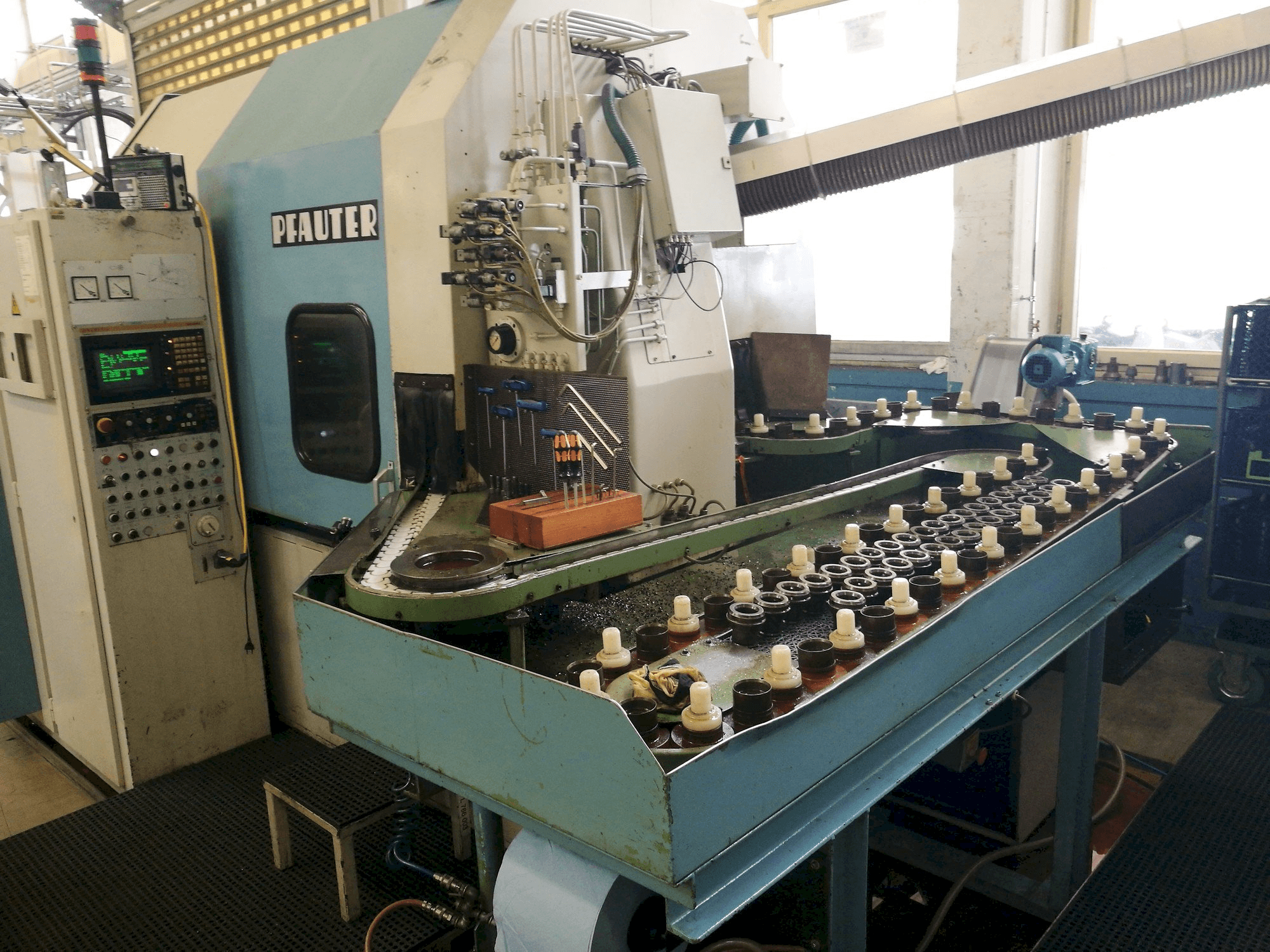 Vista frontale della macchina Pfauter PA 320 NC