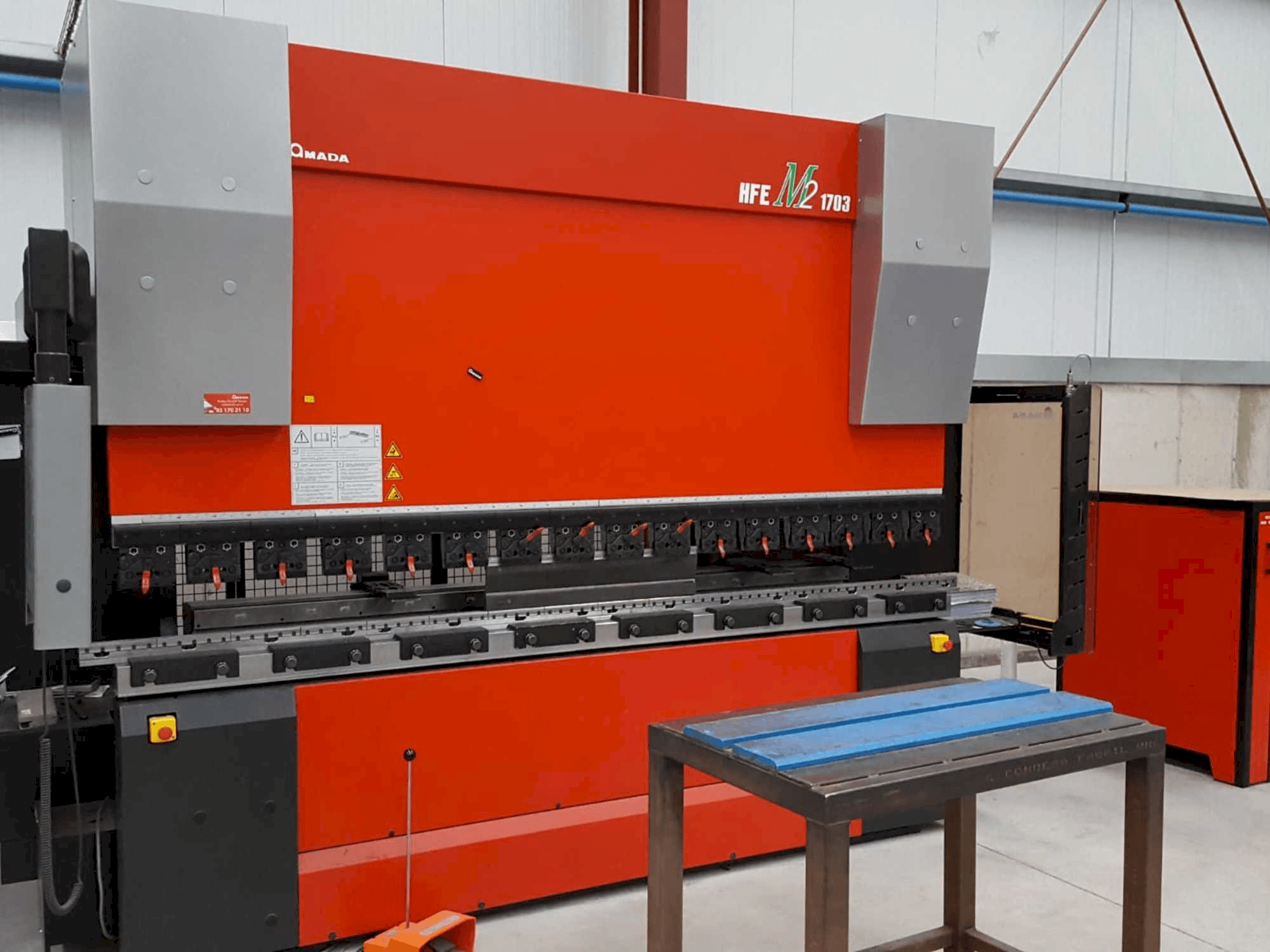 Vista frontale della macchina AMADA HFE M2-EVO 1703