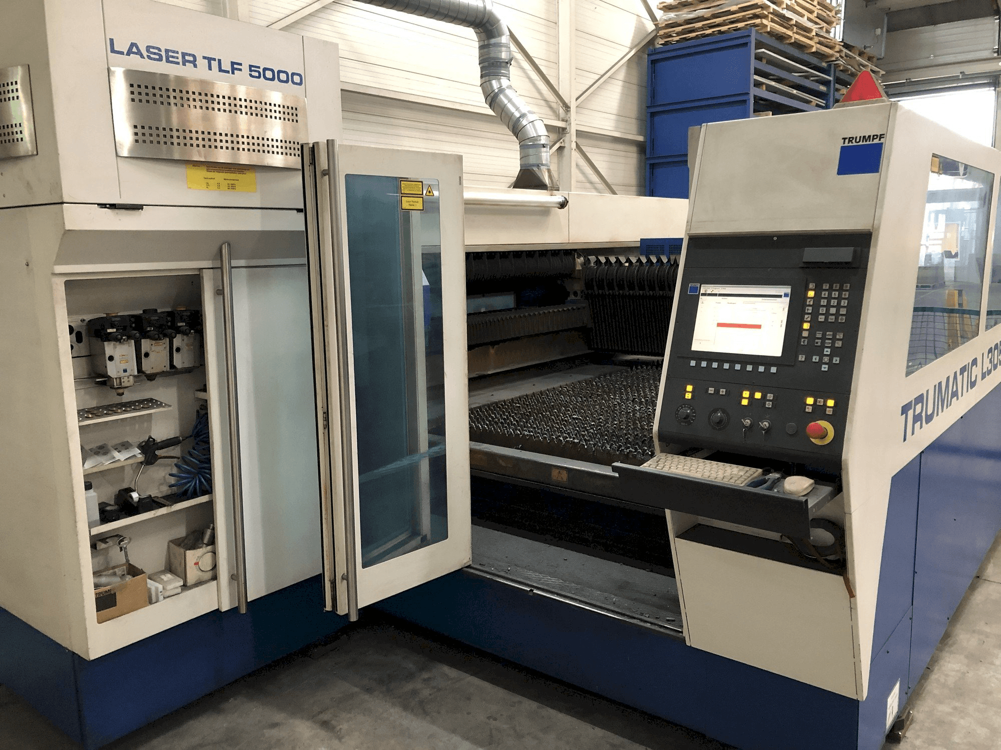 Vista frontale della macchina Trumpf Trumatic L3050