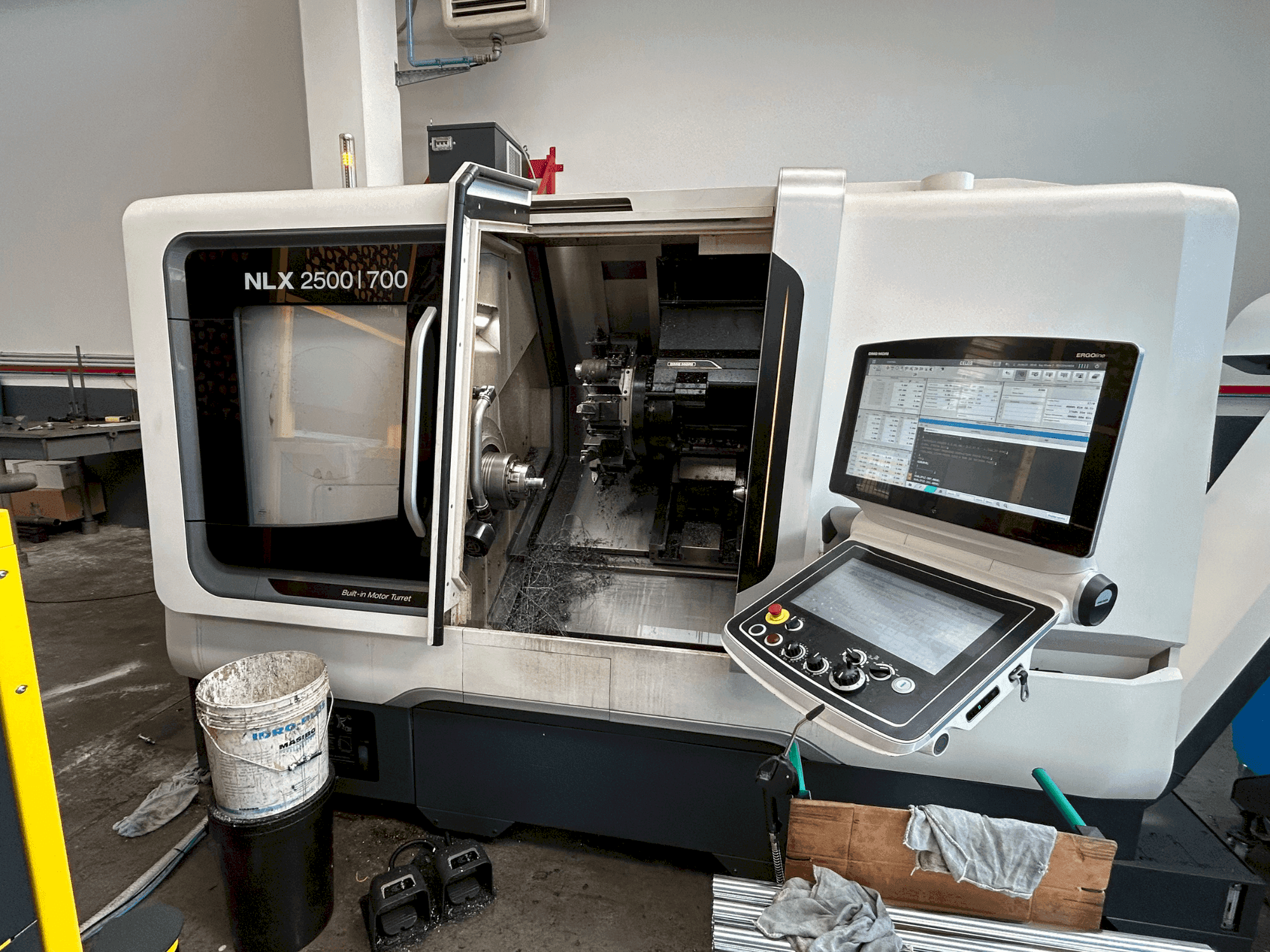 Vista frontale della macchina DMG MORI NLX 2500 Y / 700