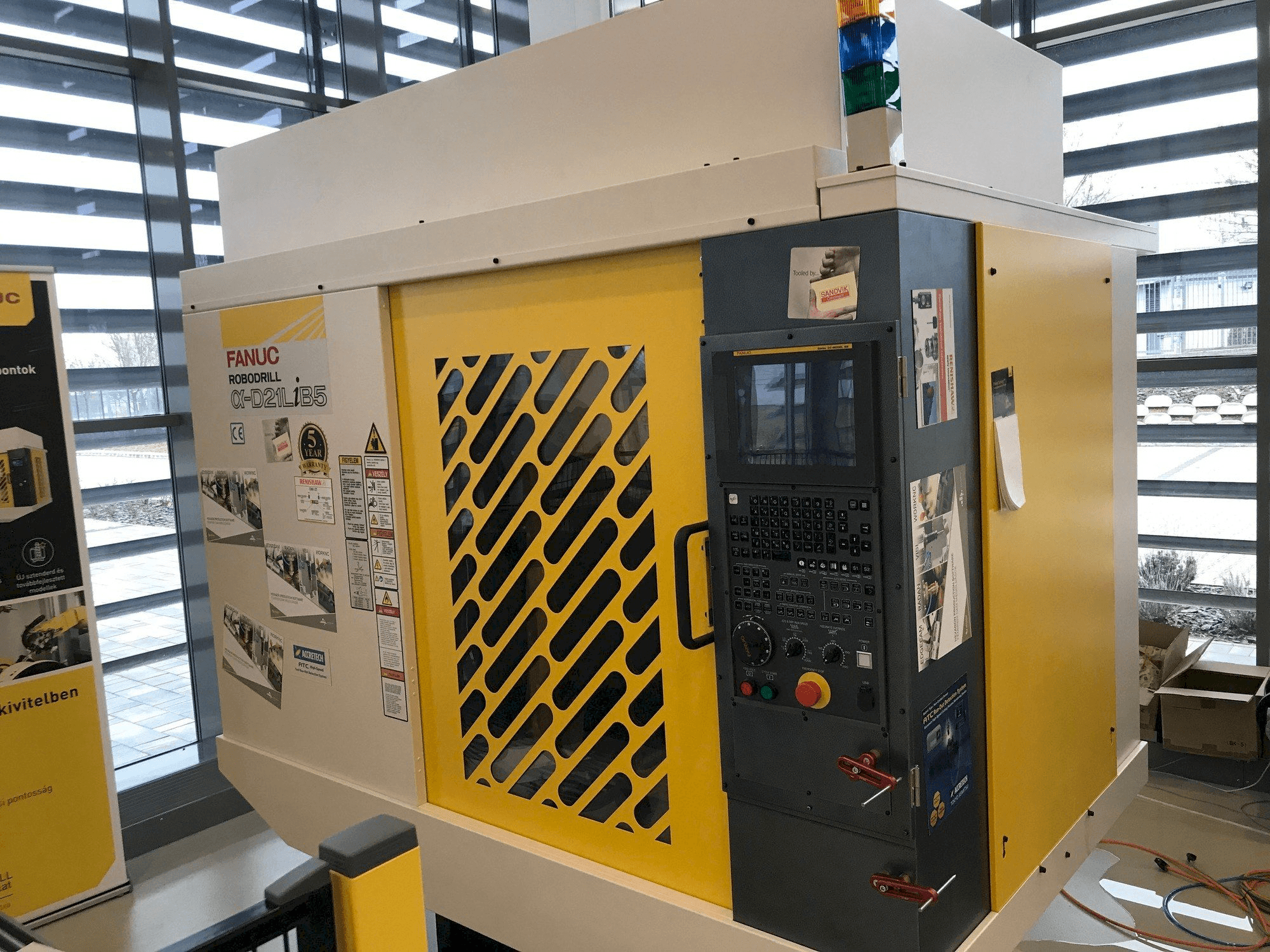 Vista frontale della macchina FANUC Robodrill Alpha D21LIB5