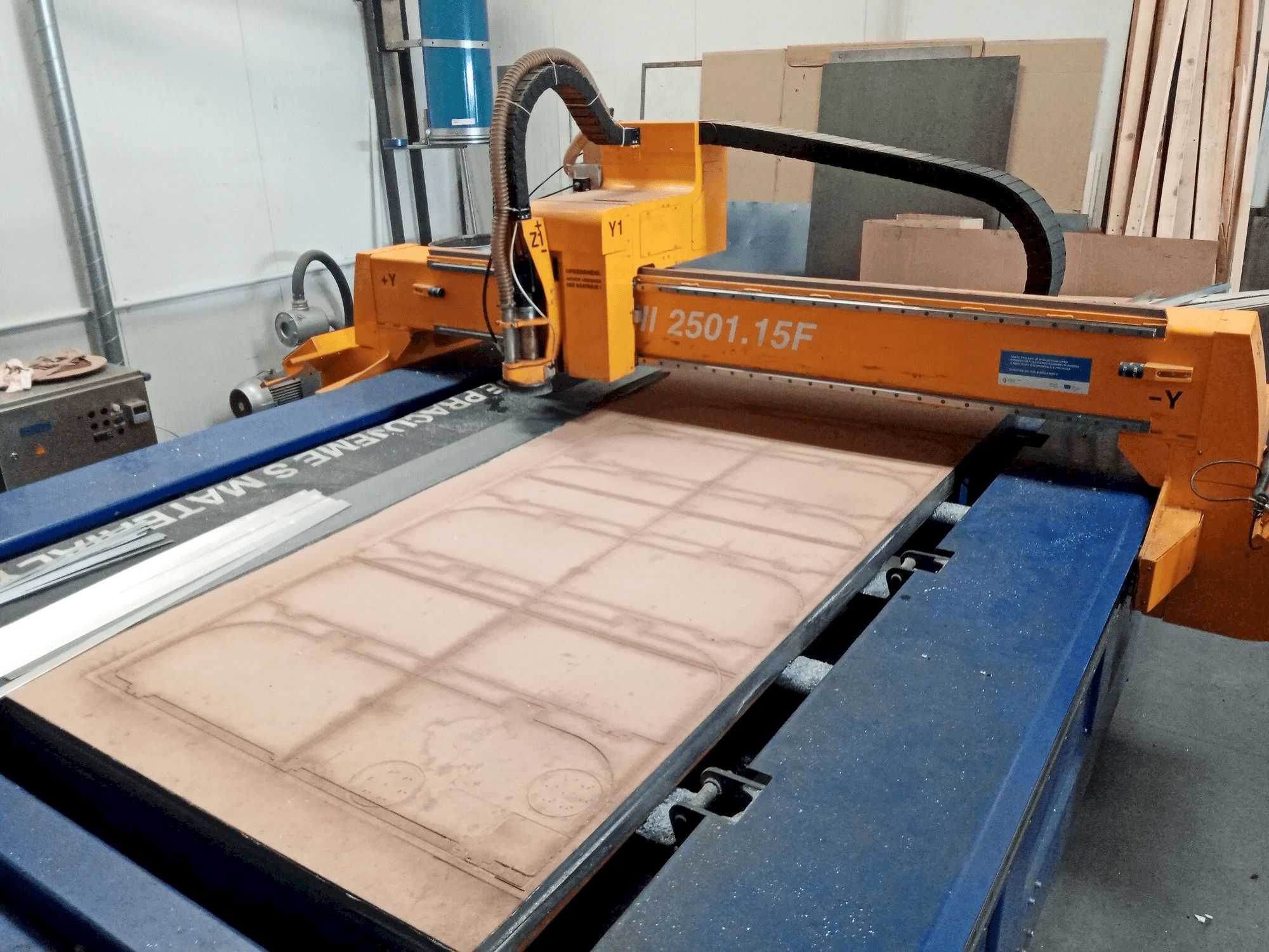 Vista frontale della macchina MicroStep MICROMILL 2501.15F