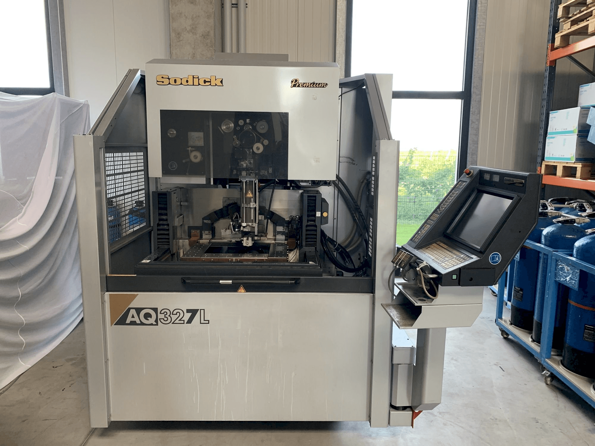 Vista frontale della macchina Sodick AQ327L