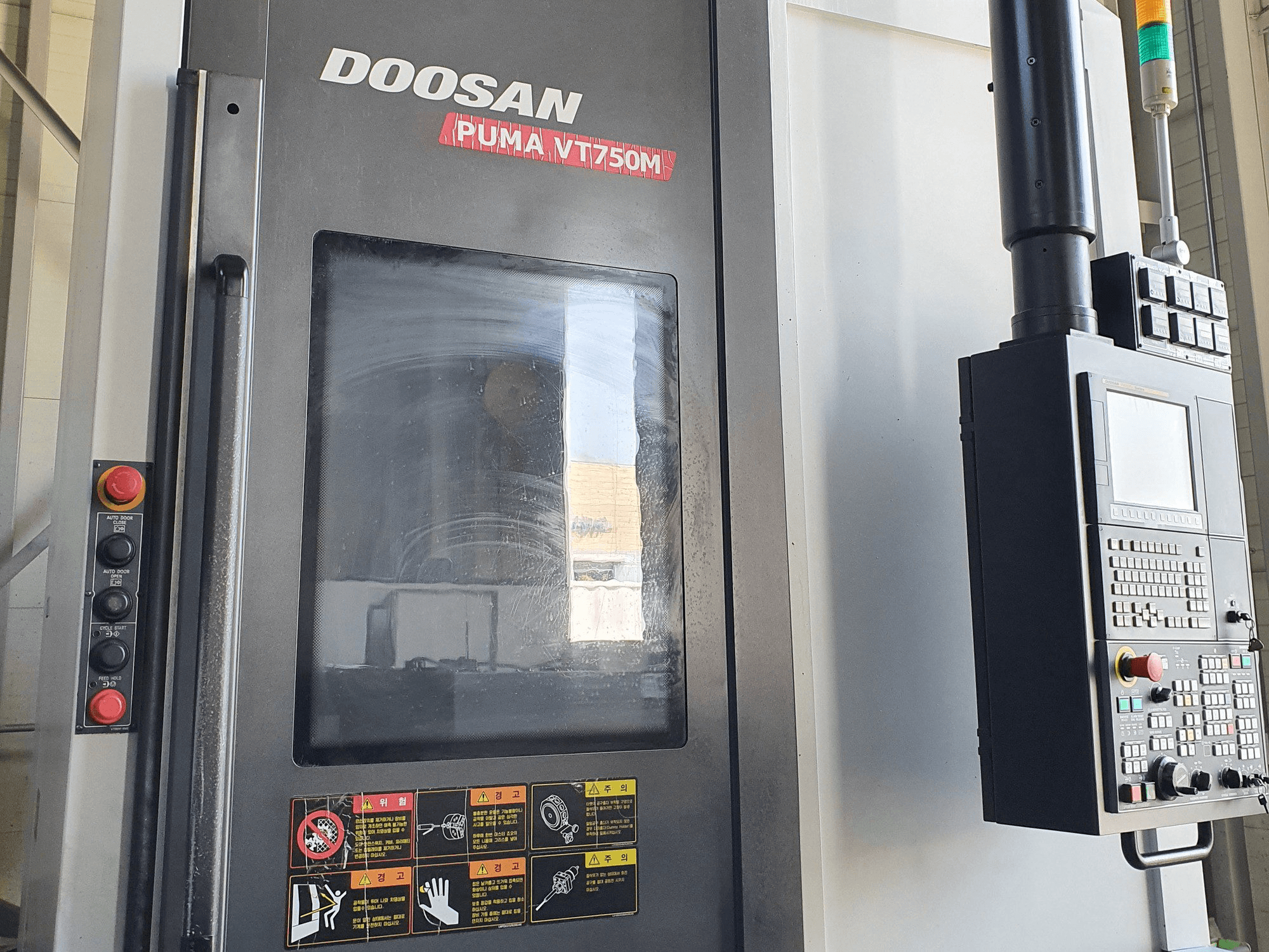 Vista frontale della macchina Doosan VT750M