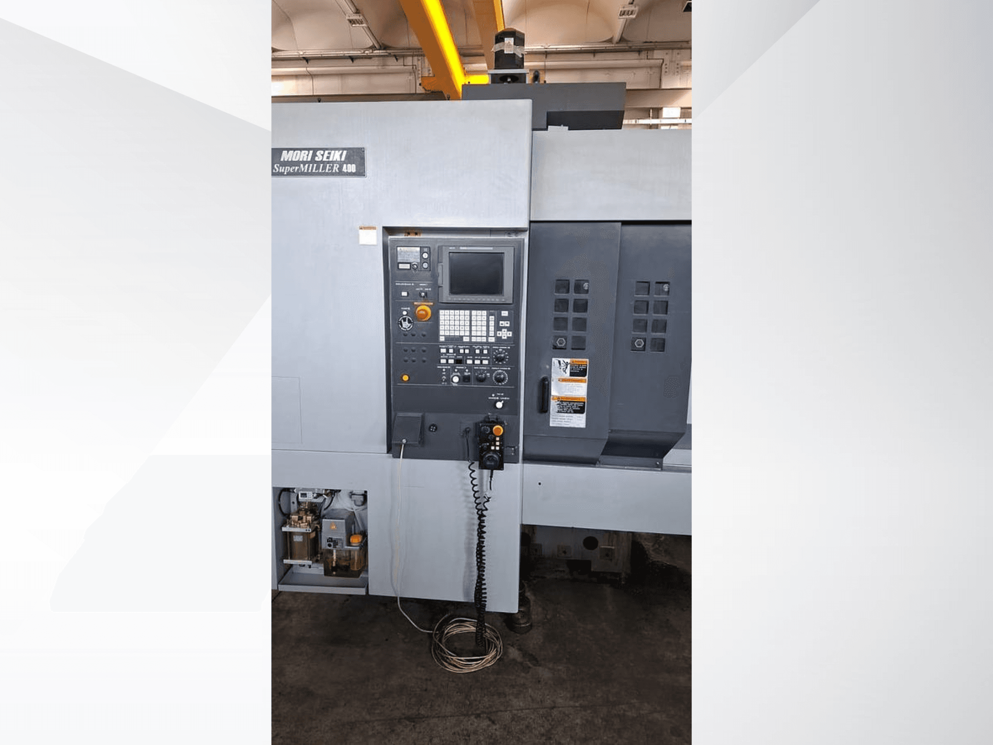 Centro di lavoro verticale MORI SEIKI ZV 400 SUPER MILLER, vista frontale con pannello di controllo e pulsanti operativi.