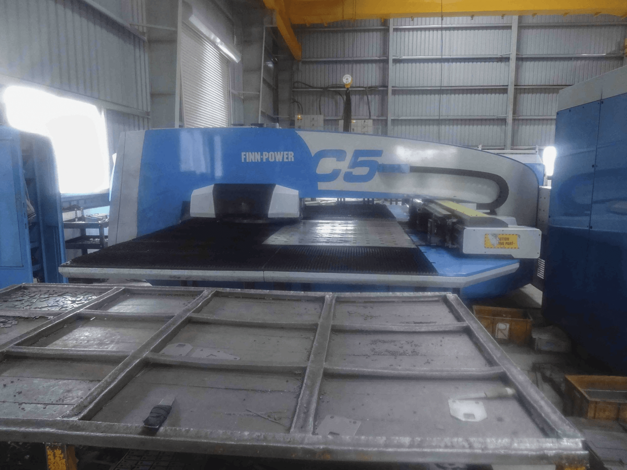 Vista frontale della macchina Finn-Power C5