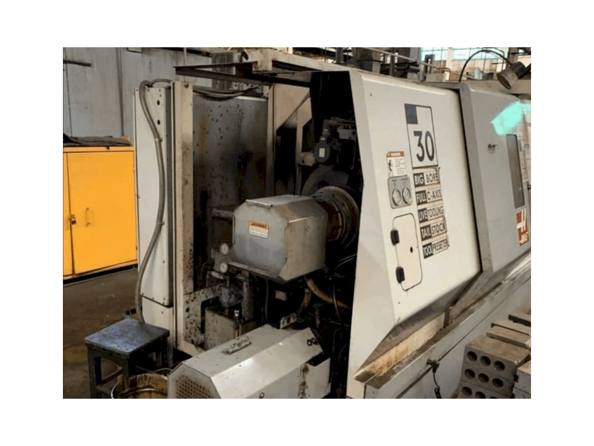 Vista frontale della macchina HAAS SL-30BTHE