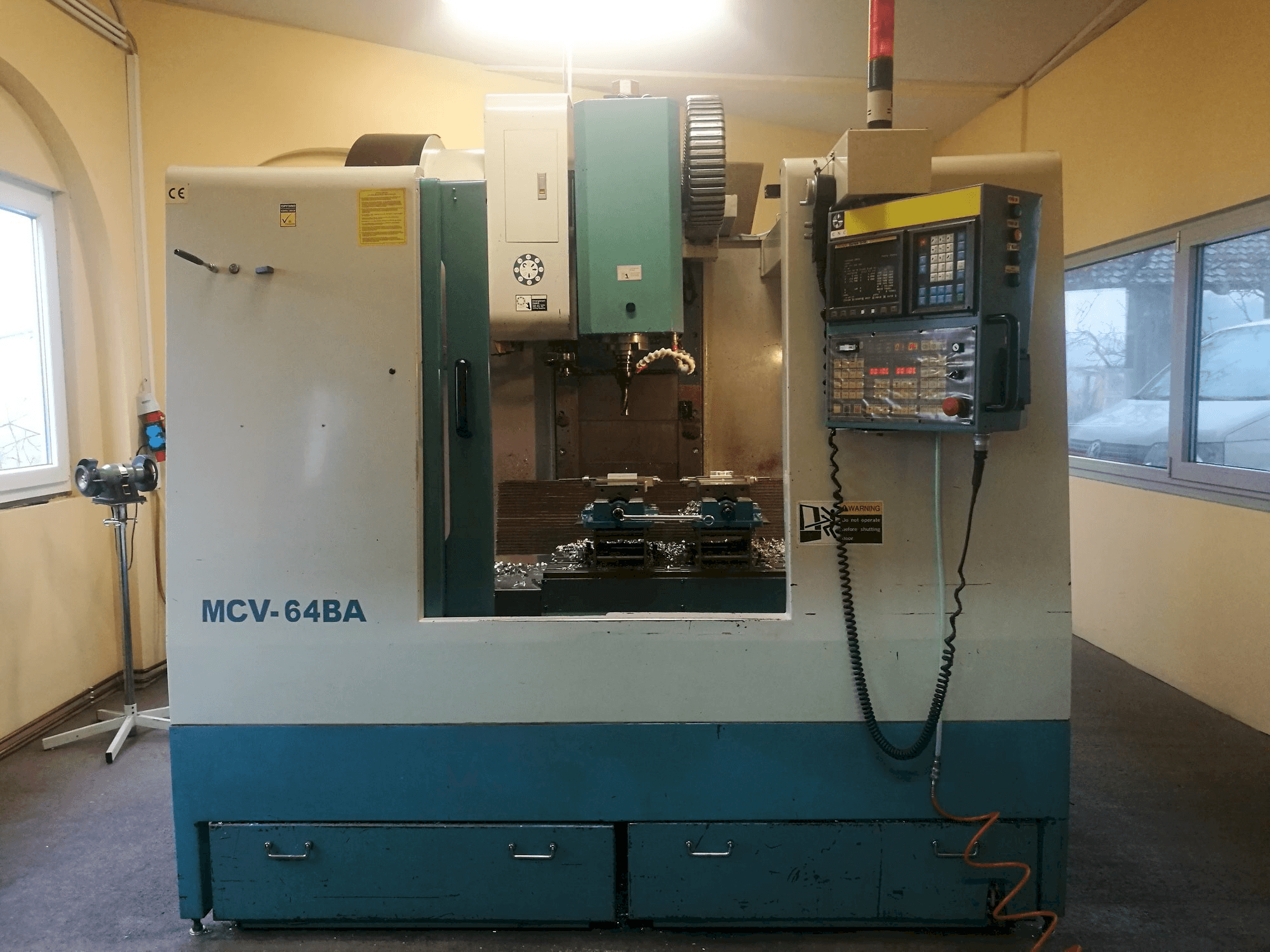 Vista frontale della macchina PJM MCV-64BA