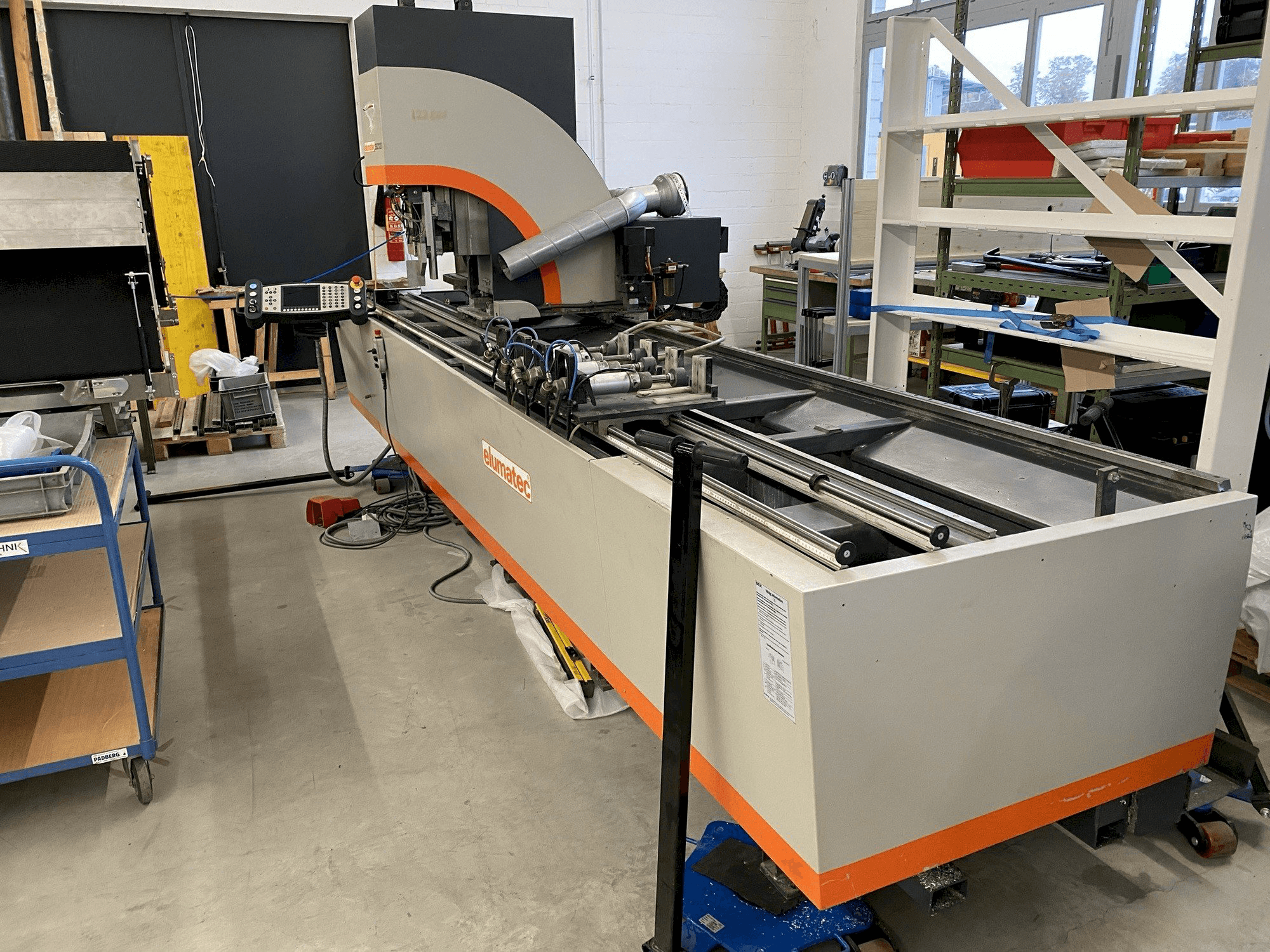 Vista frontale della macchina Elumatec SBZ 122/3