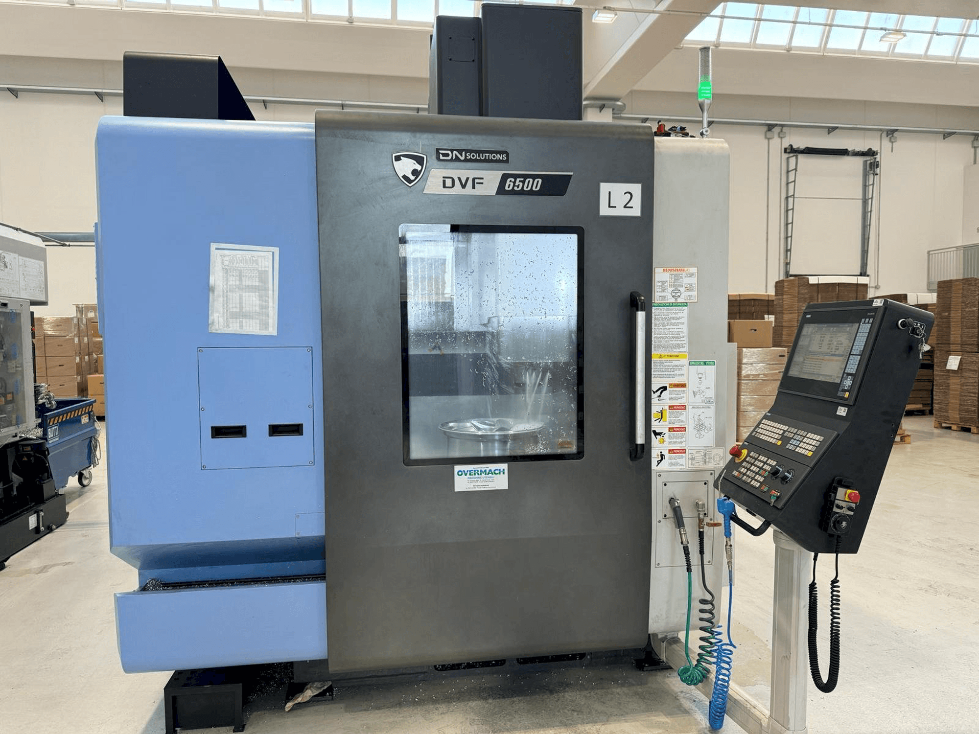 Vista frontale della macchina DN SOLUTIONS DVF 6500