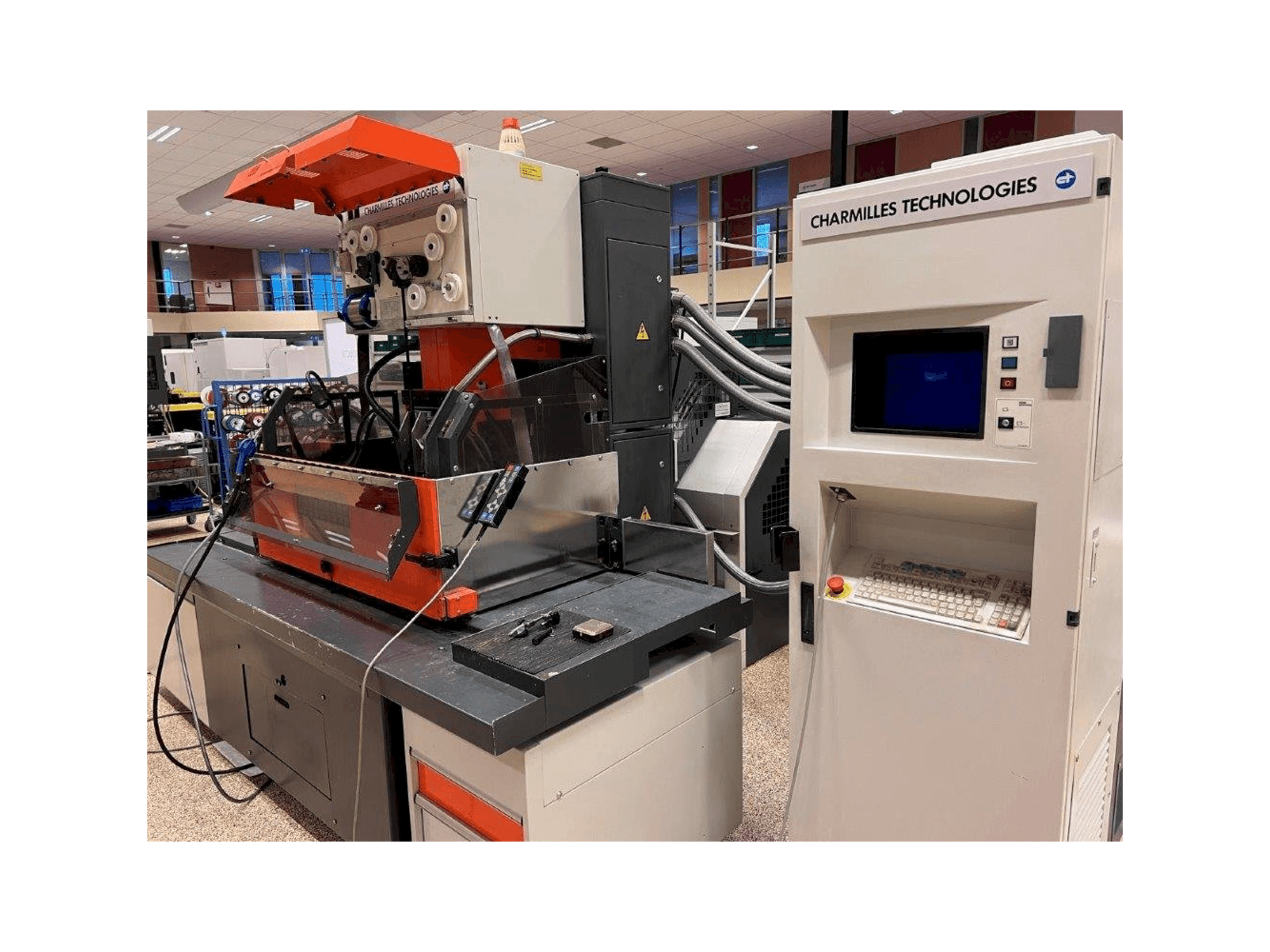 Vista frontale della macchina CHARMILLES Robofil FI6020 CSL2