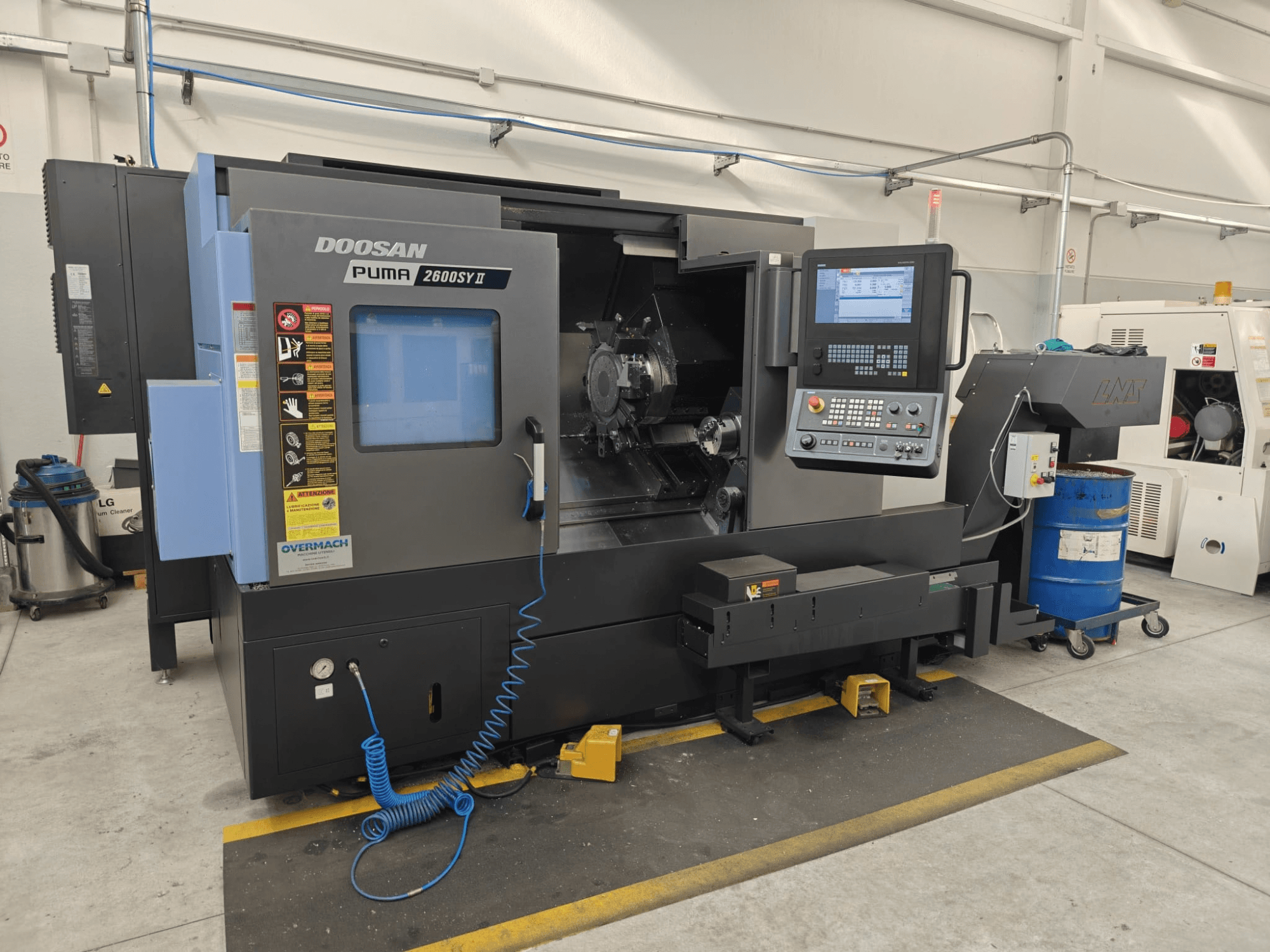 Tornio orizzontale DOOSAN Puma 2600 SY II, vista frontale, con pannello di controllo e indicatori di funzionamento.