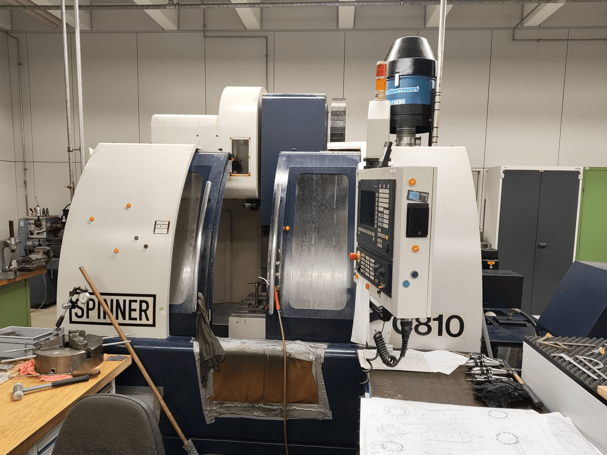 Centro di lavorazione verticale SPINNER VC810, vista frontale, con pannello di controllo, area di lavoro e utensili montati.