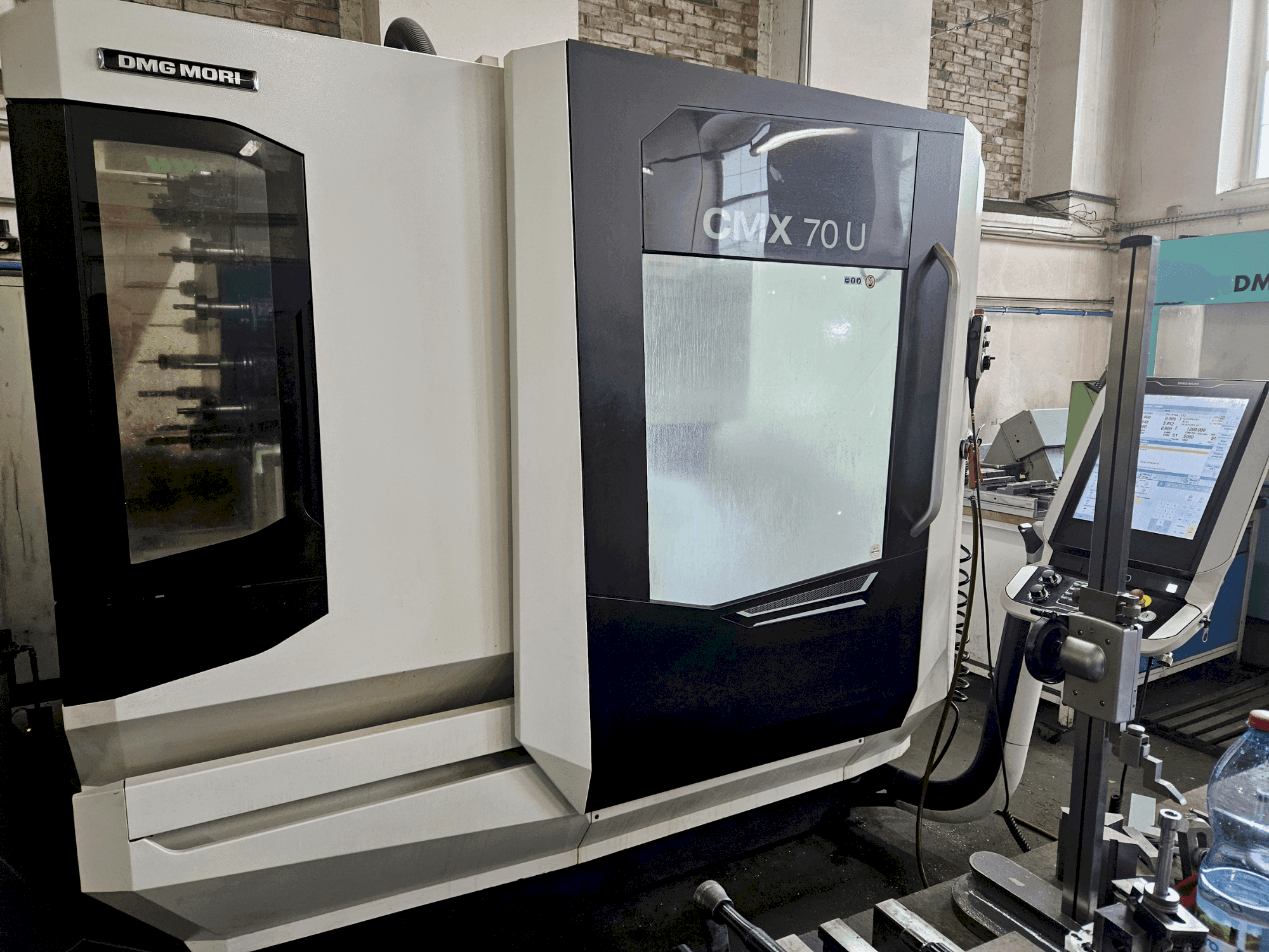 Vista frontale della macchina DMG MORI CMX 70U