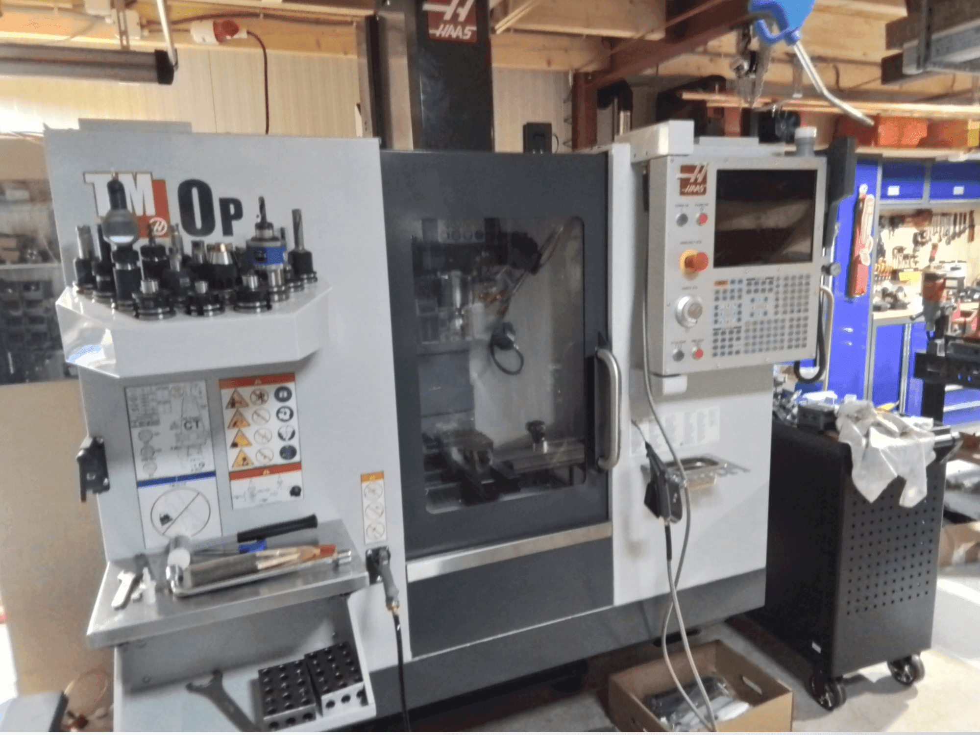 Vista frontale della macchina HAAS TM-0P