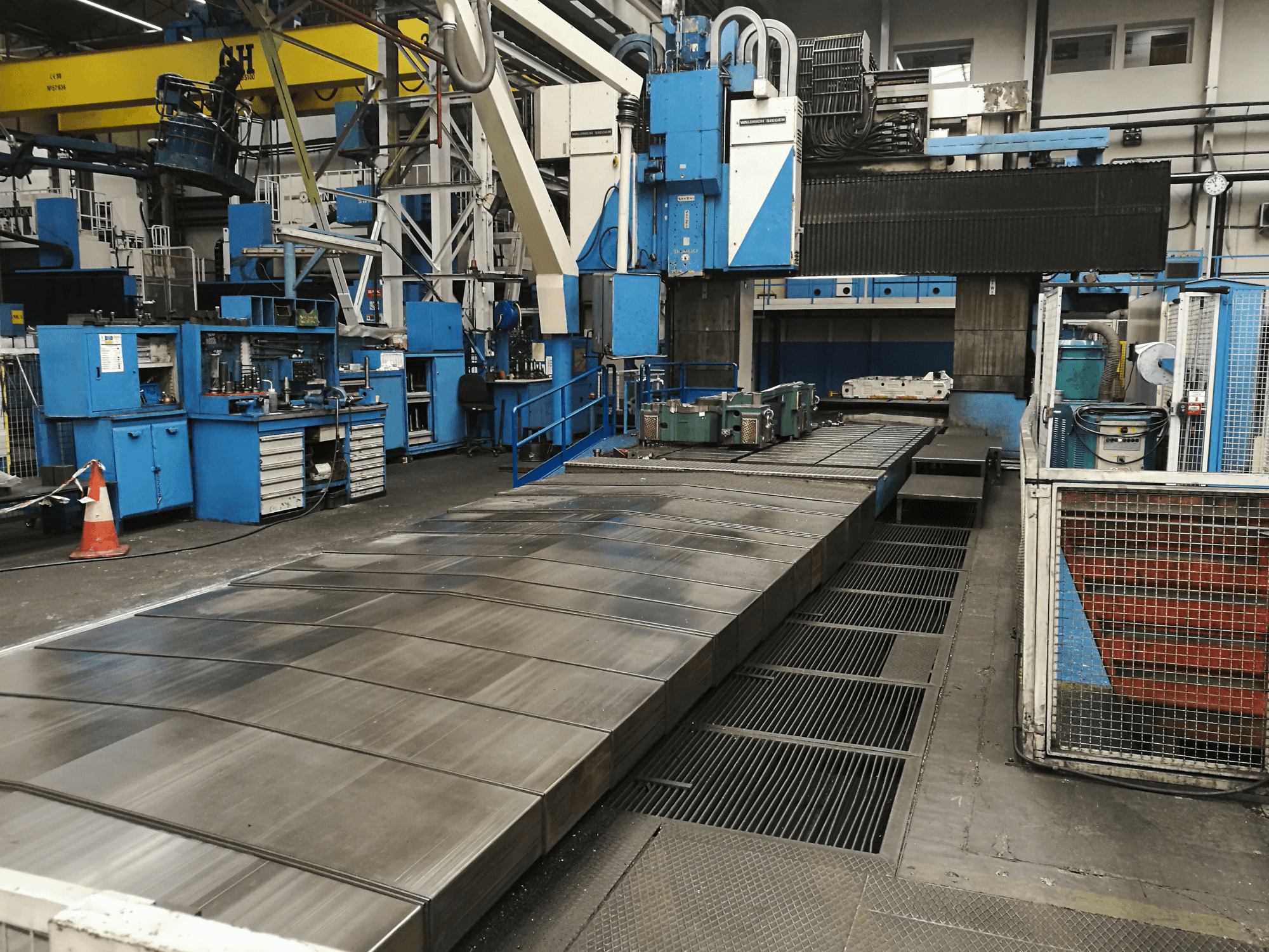 Vista frontale della macchina Waldrich Siegen V/H-AR