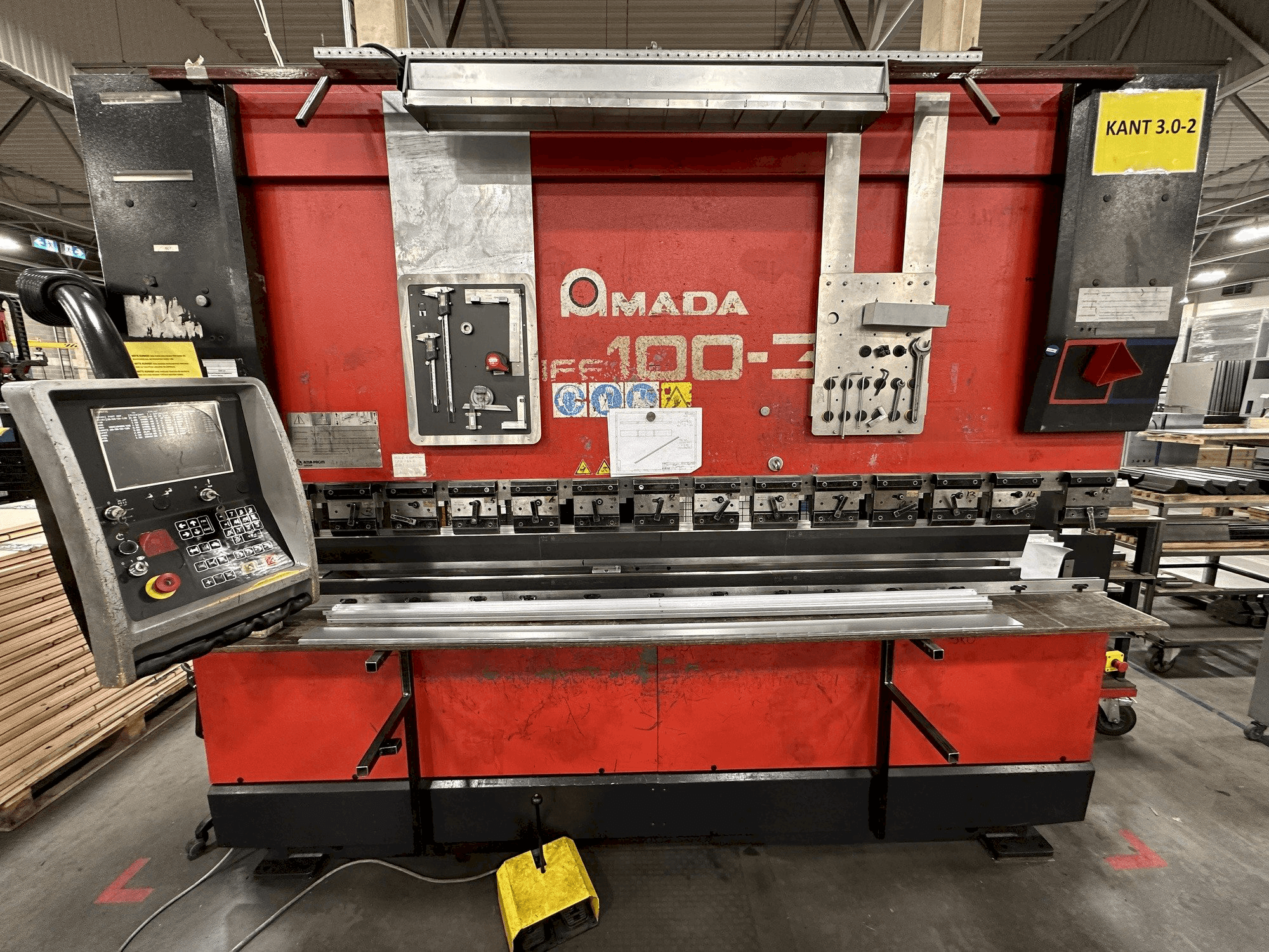 Vista frontale della macchina AMADA HFE 100-3