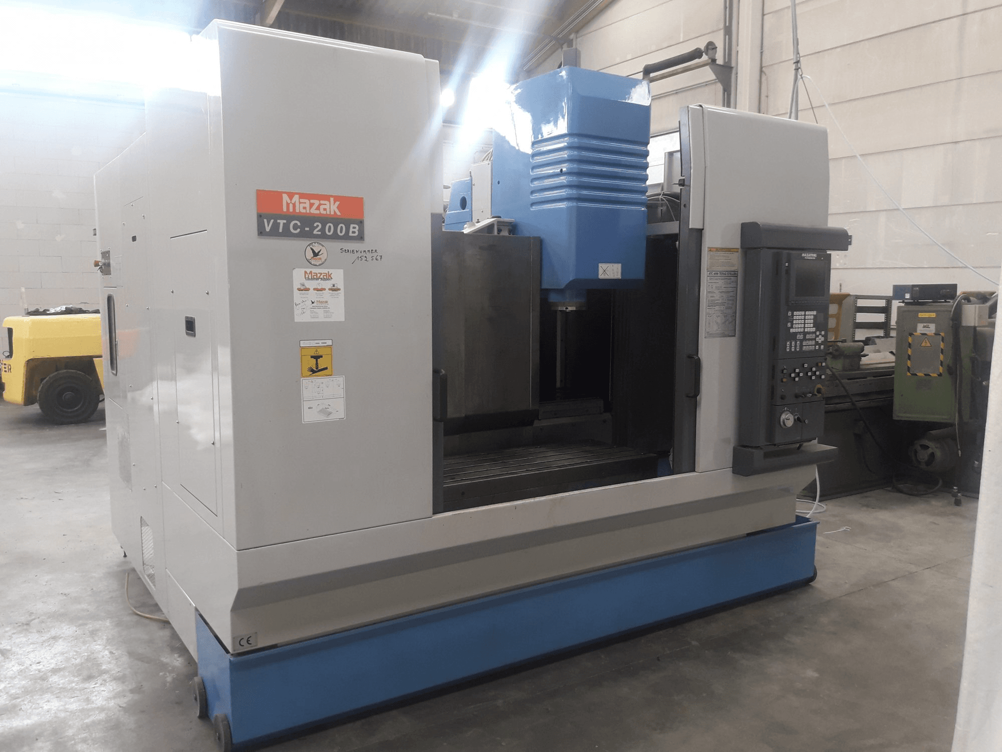 Vista frontale della macchina Mazak VTC-200B