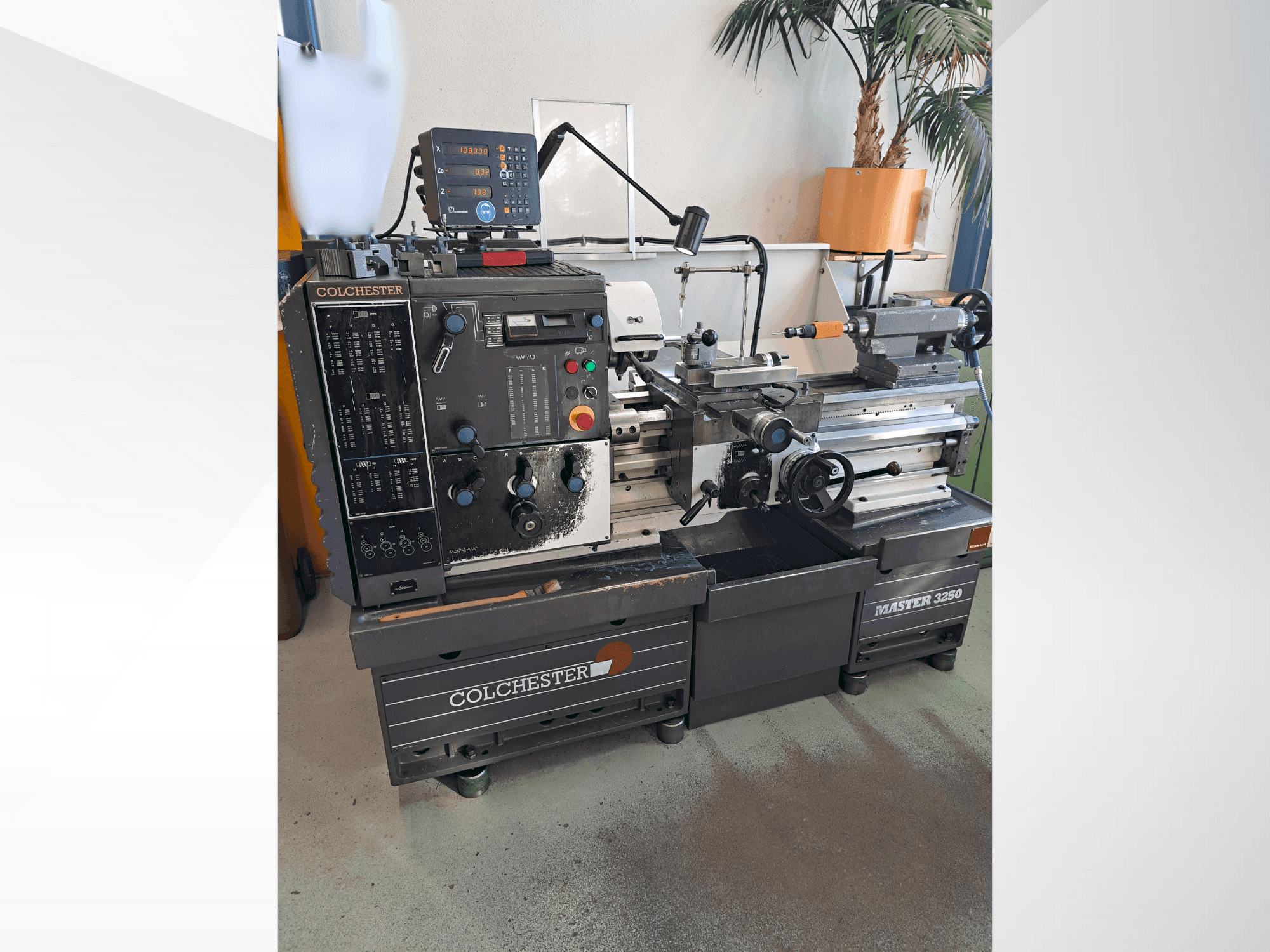 Vista frontale della macchina Colchester Master 3250