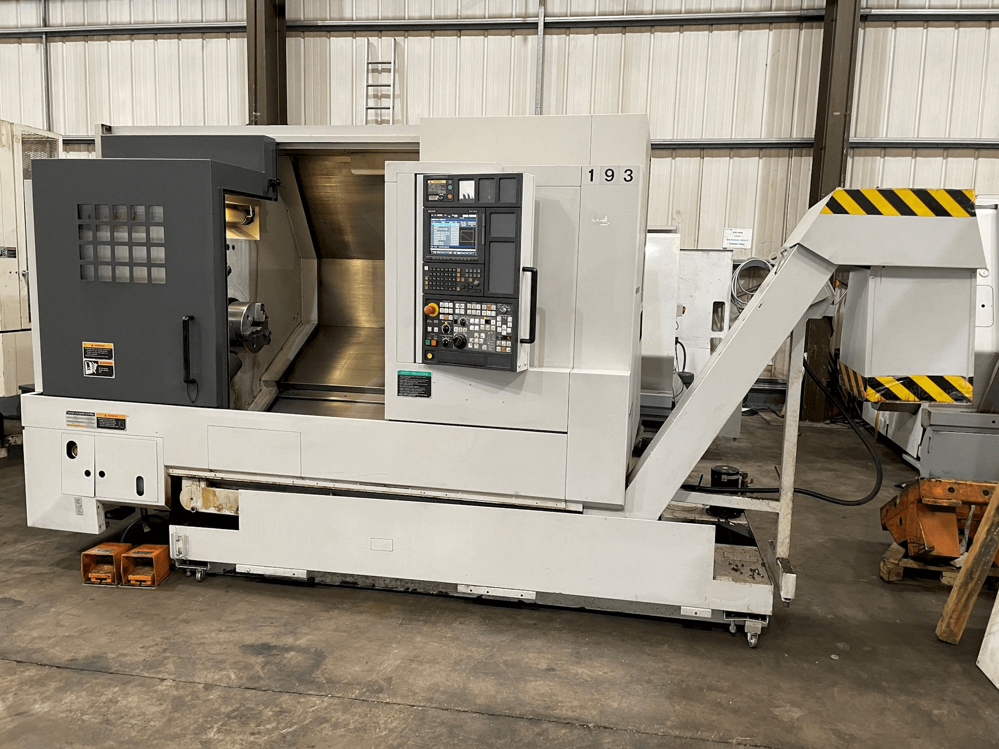 Vista frontale della macchina MORI SEIKI NL 2500/700