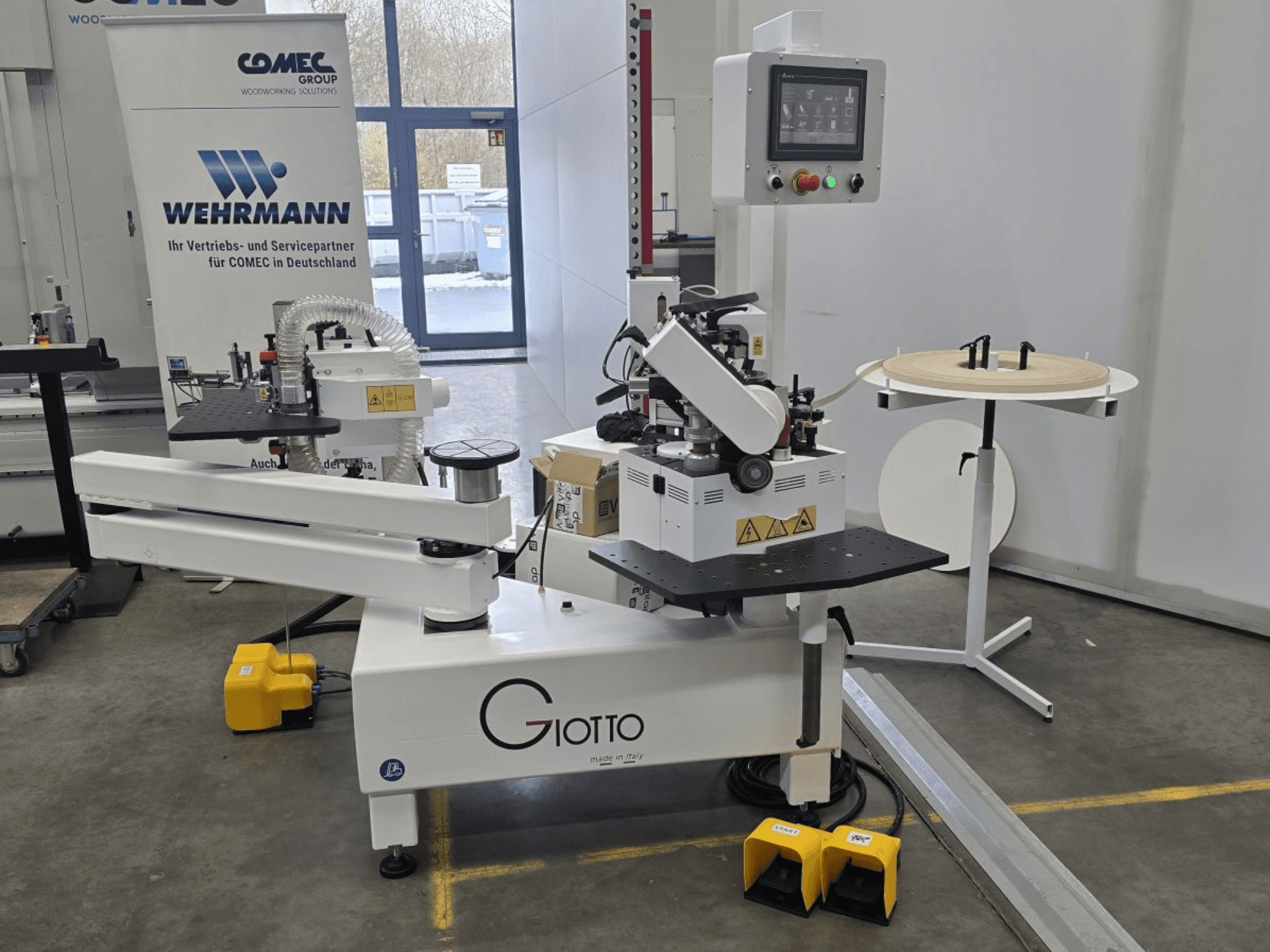 Macchina per la lavorazione del legno Giotto con pannello di controllo, vista laterale, include pedali e piano di lavoro rotante.