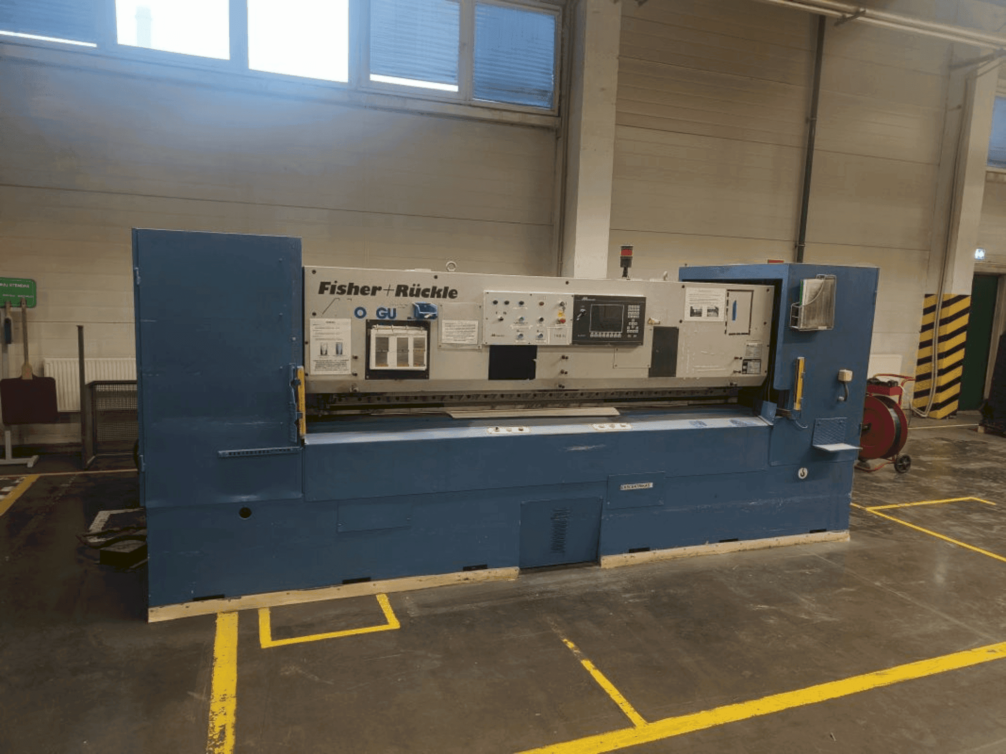 Vista frontale della macchina FISCHER & RüCKLE Monguzzi AFD 35 / 2600