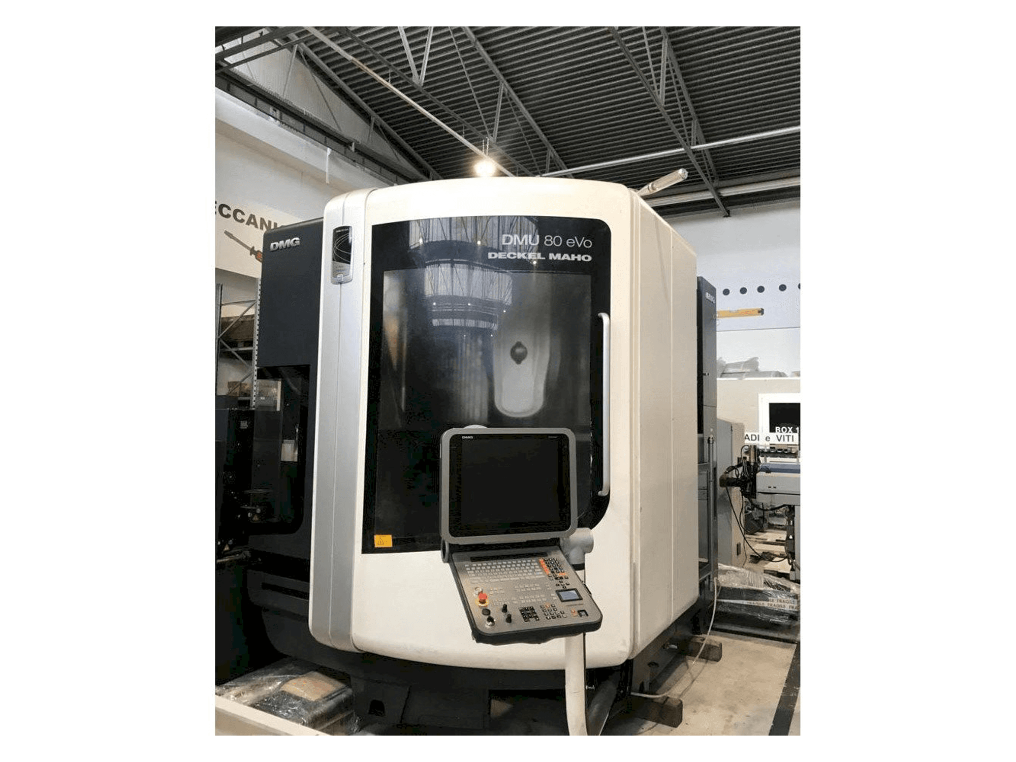 Vista frontale della macchina DMG MORI DMU 80 EVO