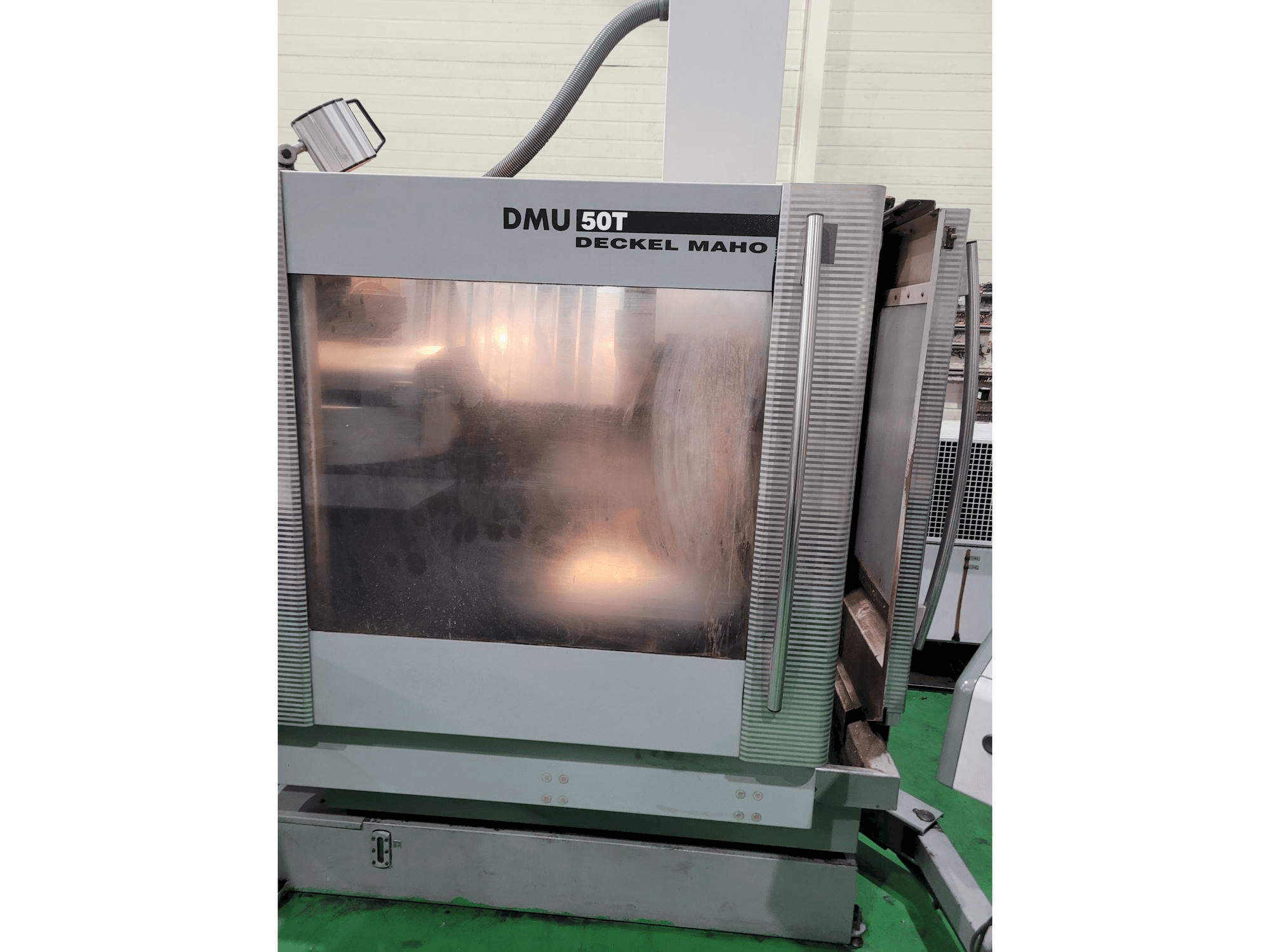 Vista frontale della macchina DECKEL MAHO DMU 50 T