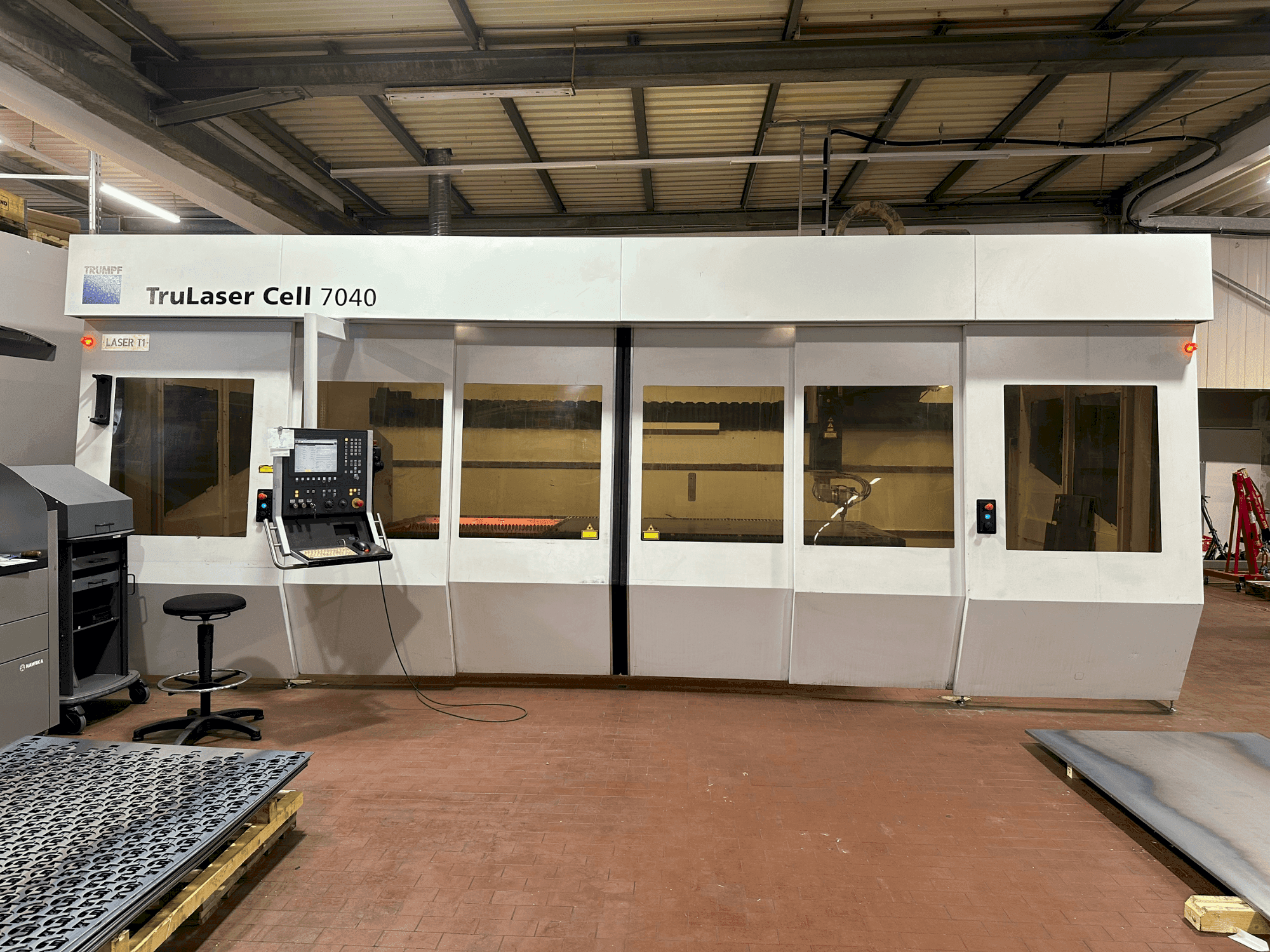 Vista frontale della macchina TRUMPF TruLaser Cell 7040