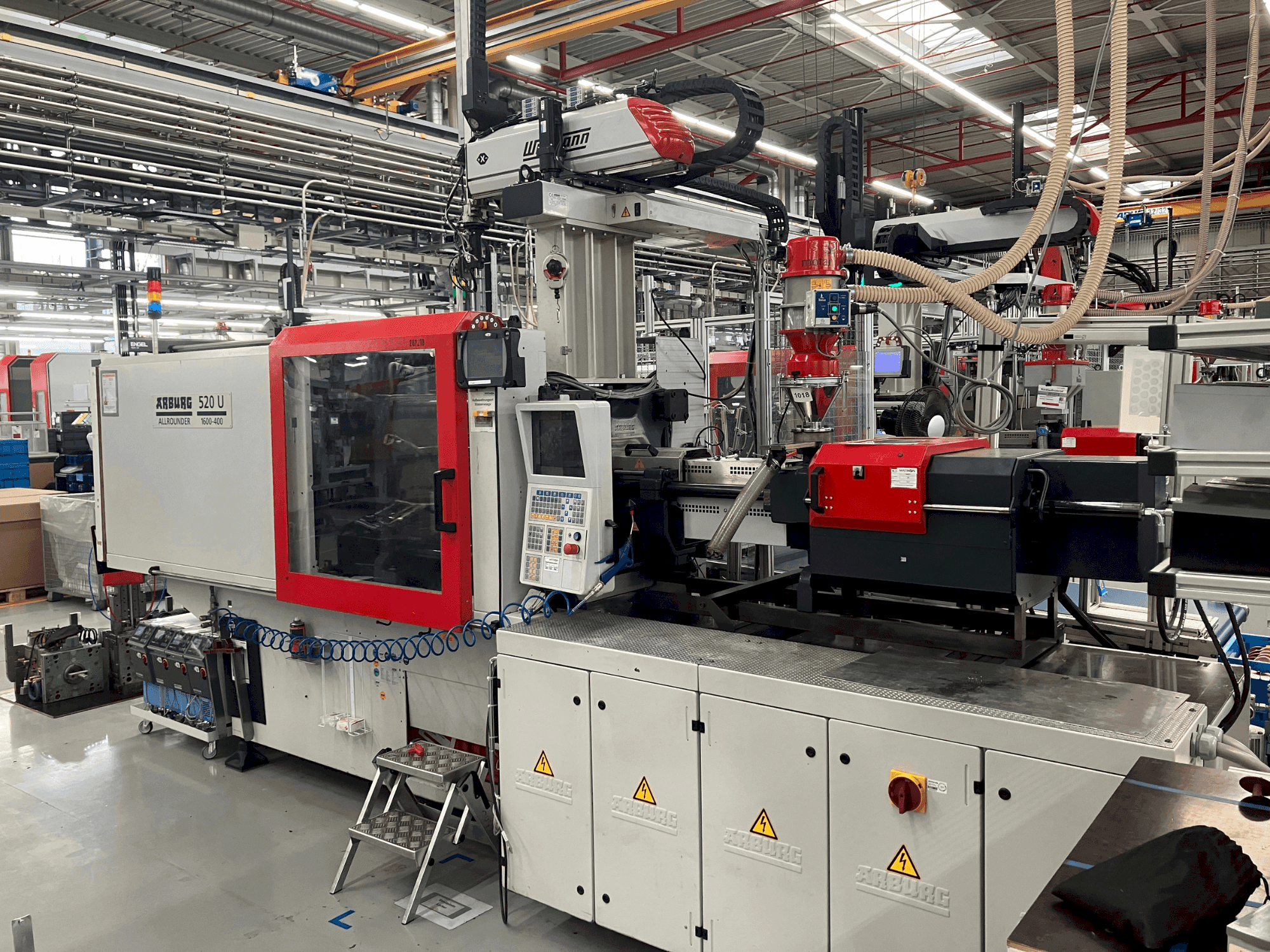 Vista frontale della macchina Arburg Allrounder 520 U 1600-400