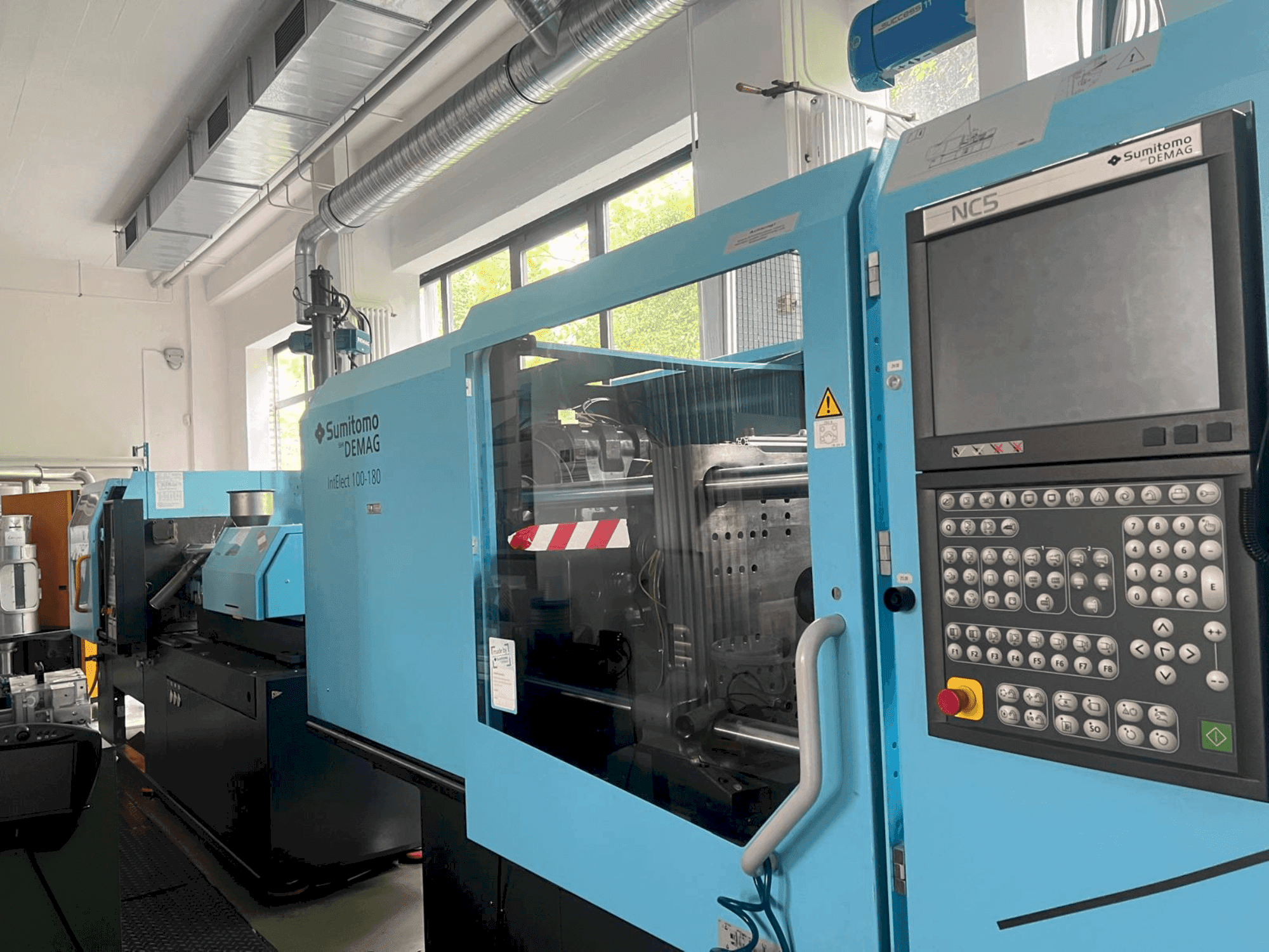 Vista frontale della macchina SUMITOMO SHI DEMAG IntElect 100/470-180