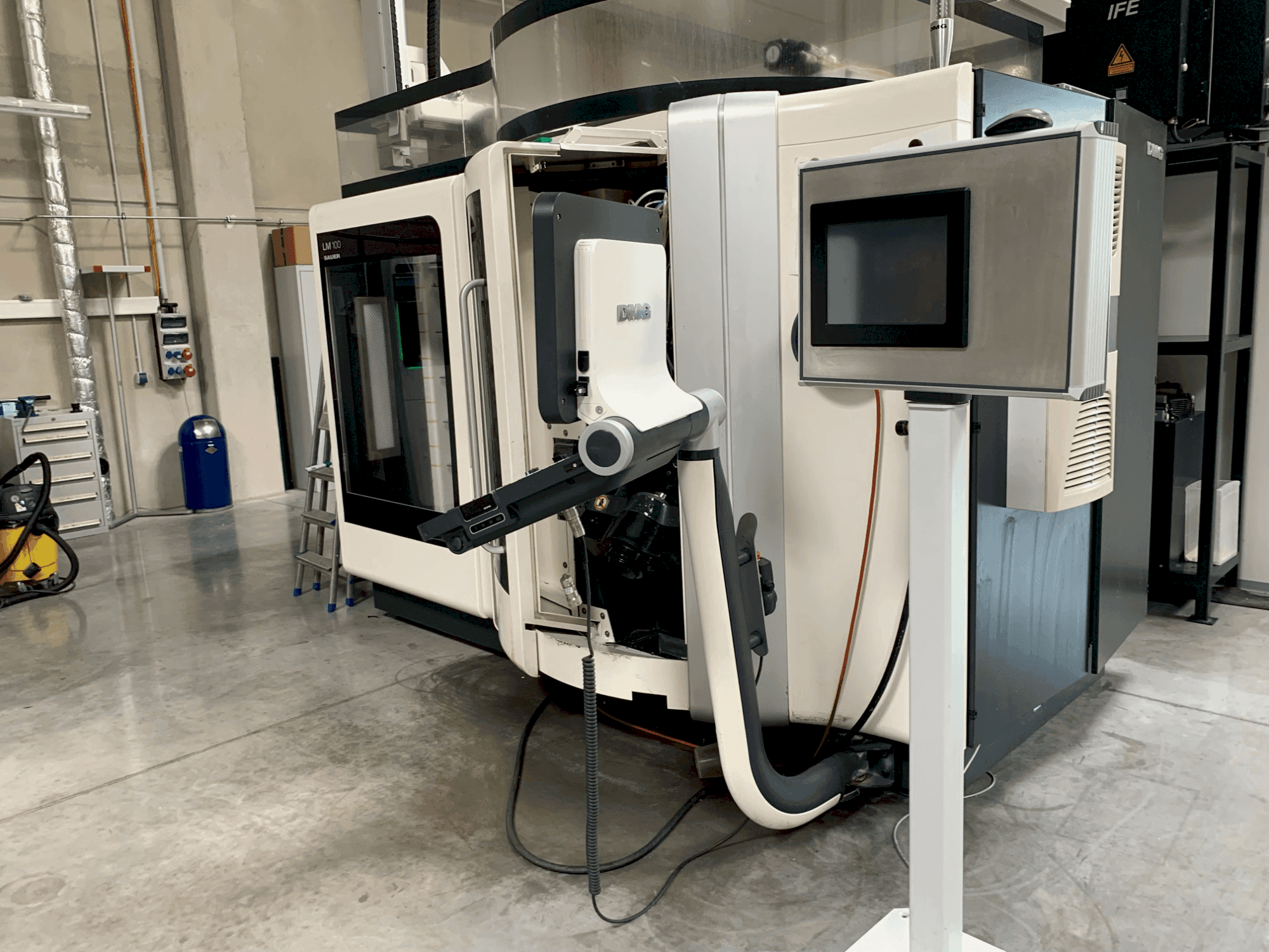 Vista frontale della macchina DMG Ultra Sonic 20 linear