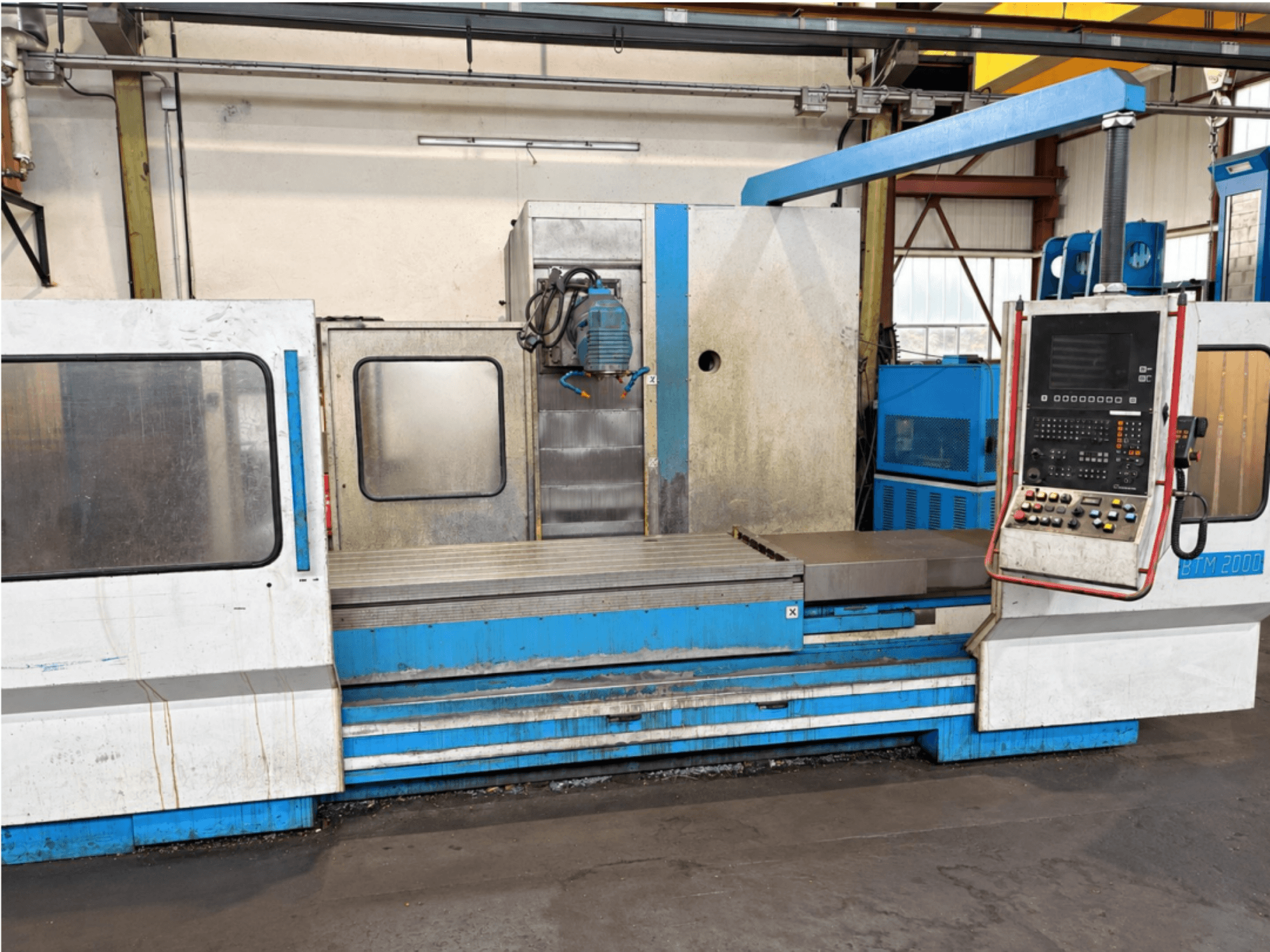 Rettificatrice per superfici MIKRON BTM 2000 vista frontalmente, con in primo piano il pannello di controllo e il piano di rettifica.