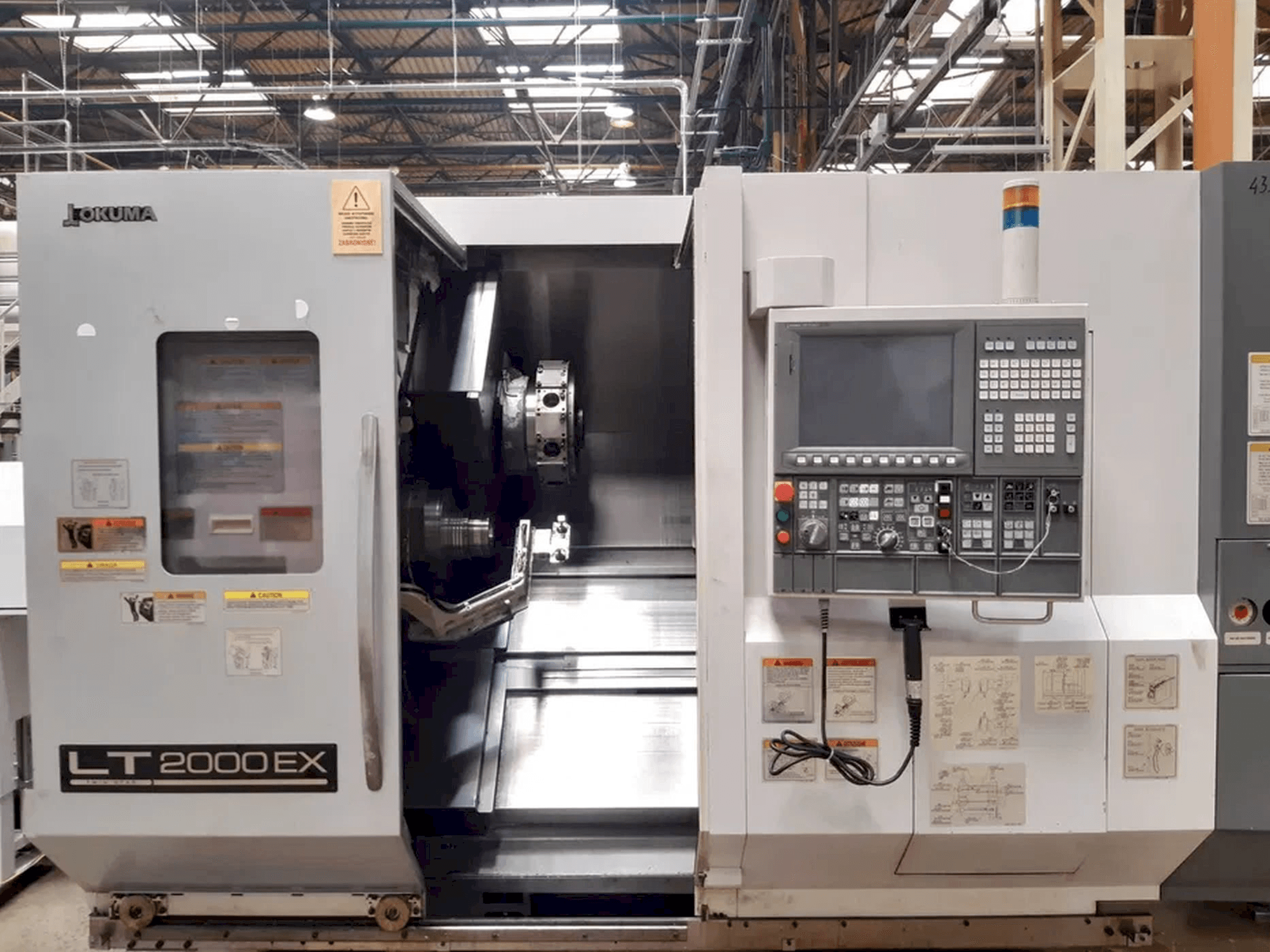Vista frontale della macchina Okuma LT2000 EX